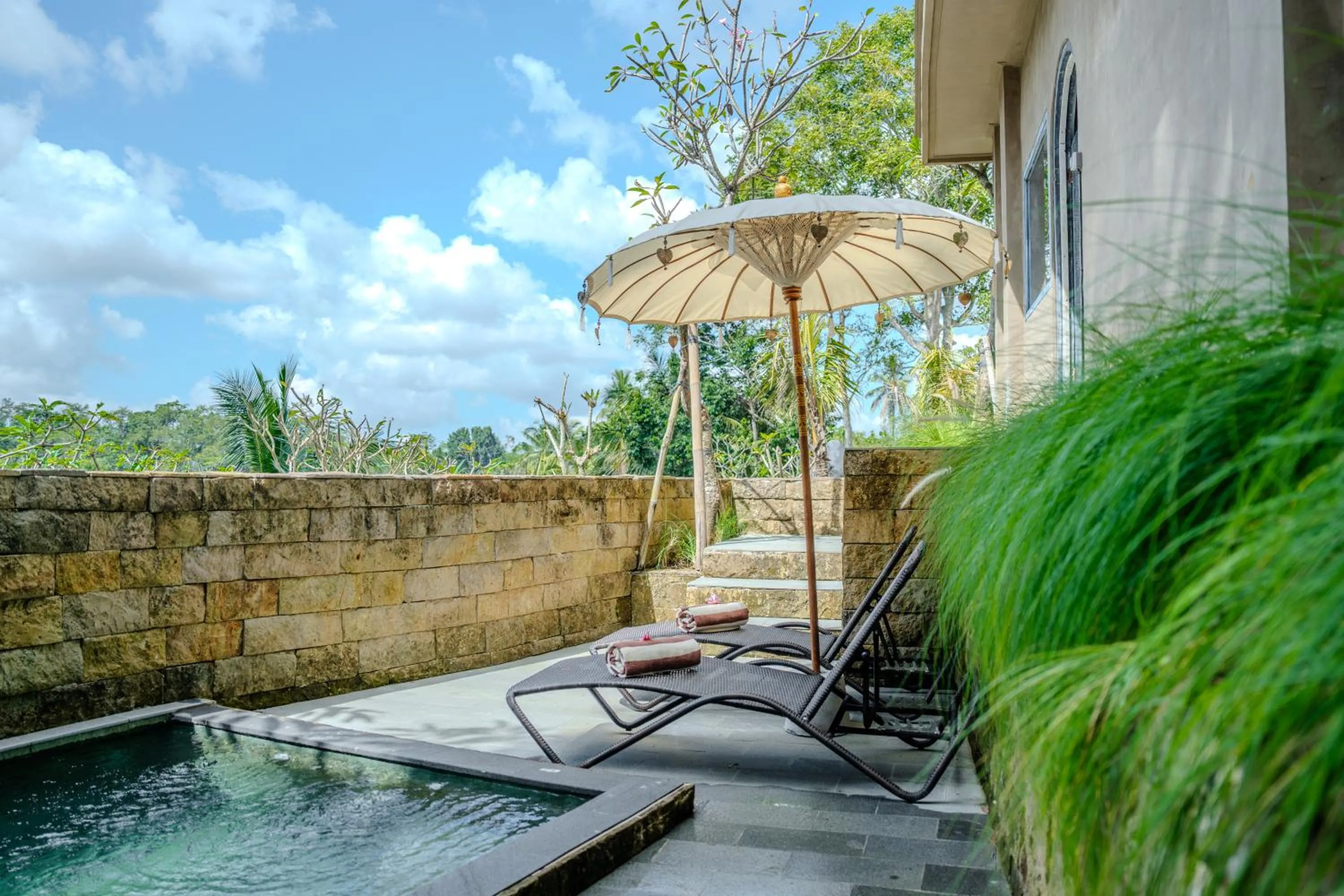 Swimming pool in Hoshi Jungle Resort by Dhananjaya Hospitality