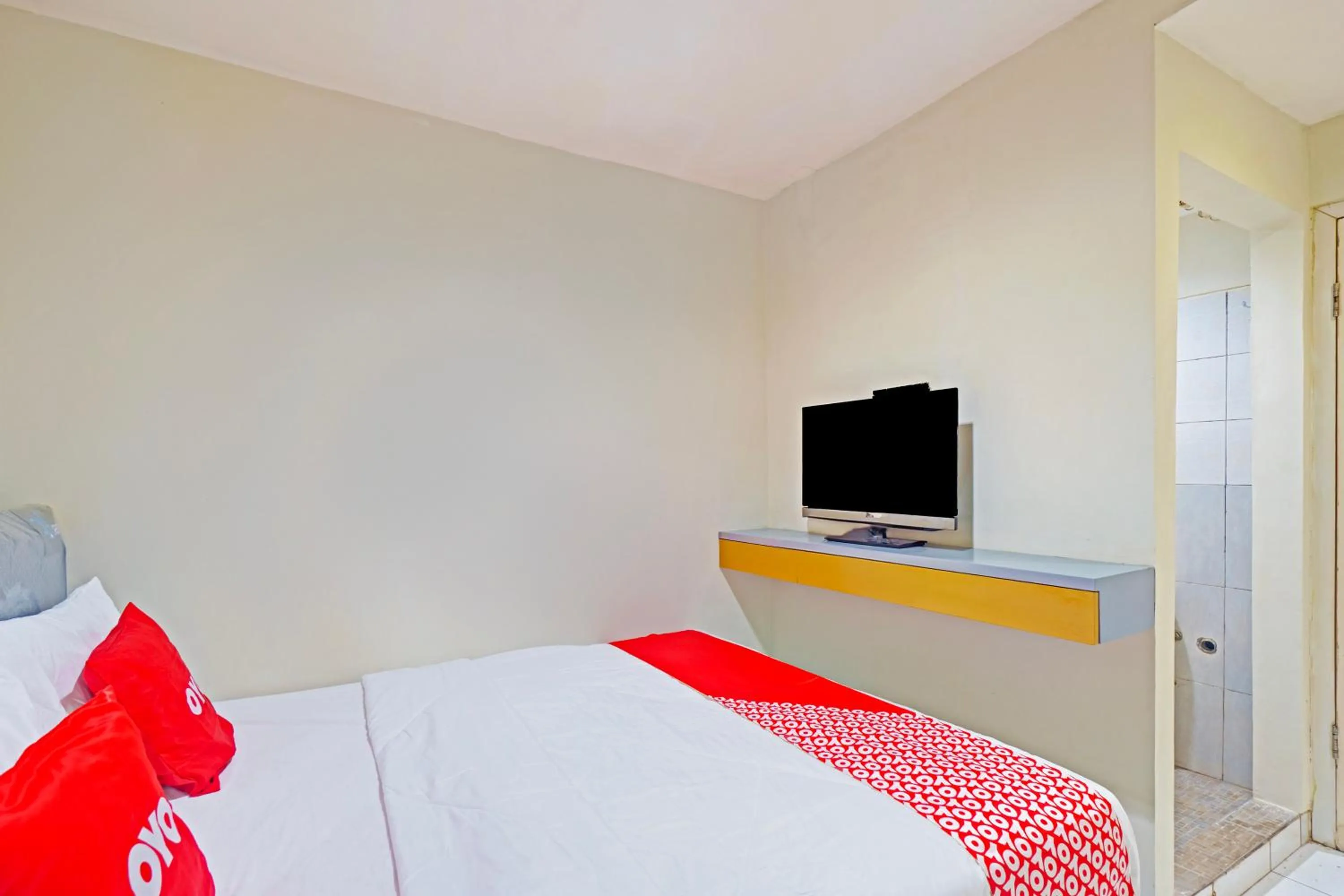 Bedroom, Bed in Hotel O Mangga Besar Near Mangga Besar Station Formerly Warna Warni Residence