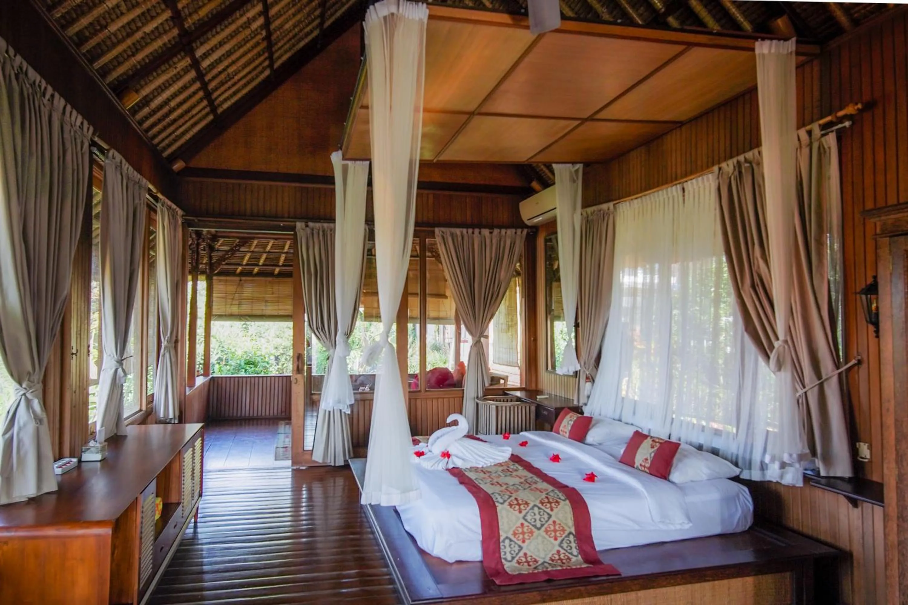 Bedroom, Bed in Villa Sujati