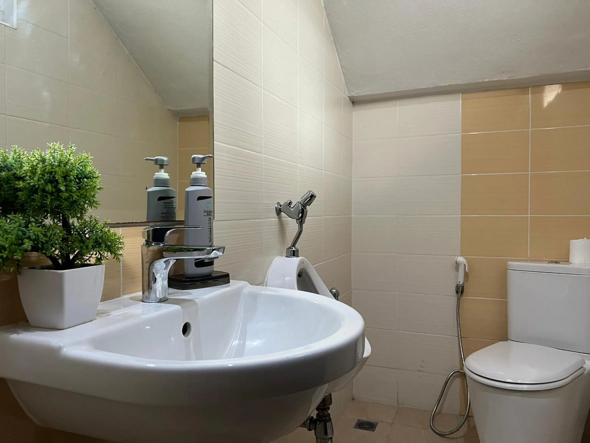 Toilet in Tolani Nimman Villa Chiang Mai