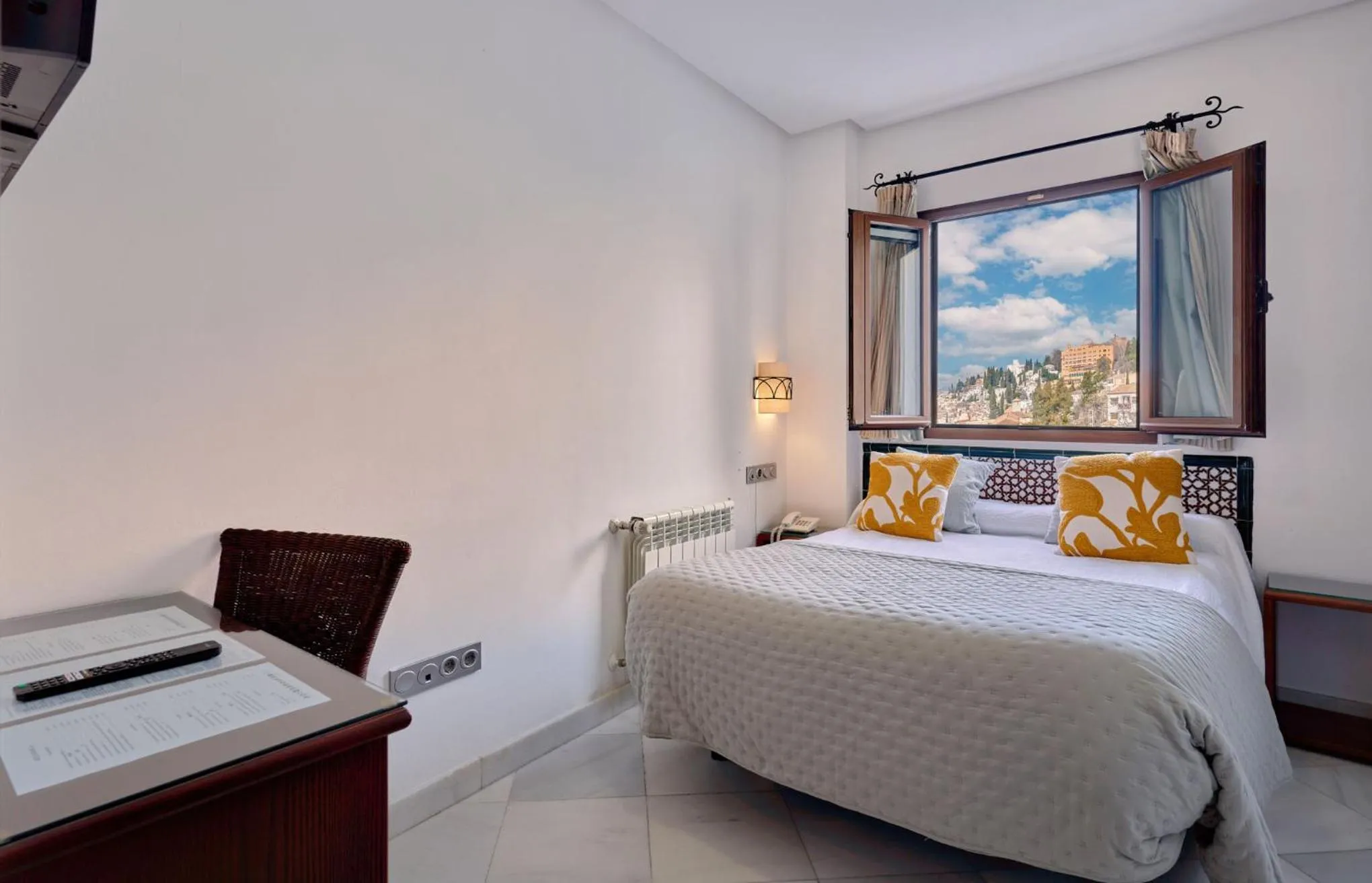 Bedroom, Bed in Hotel Mirador Arabeluj