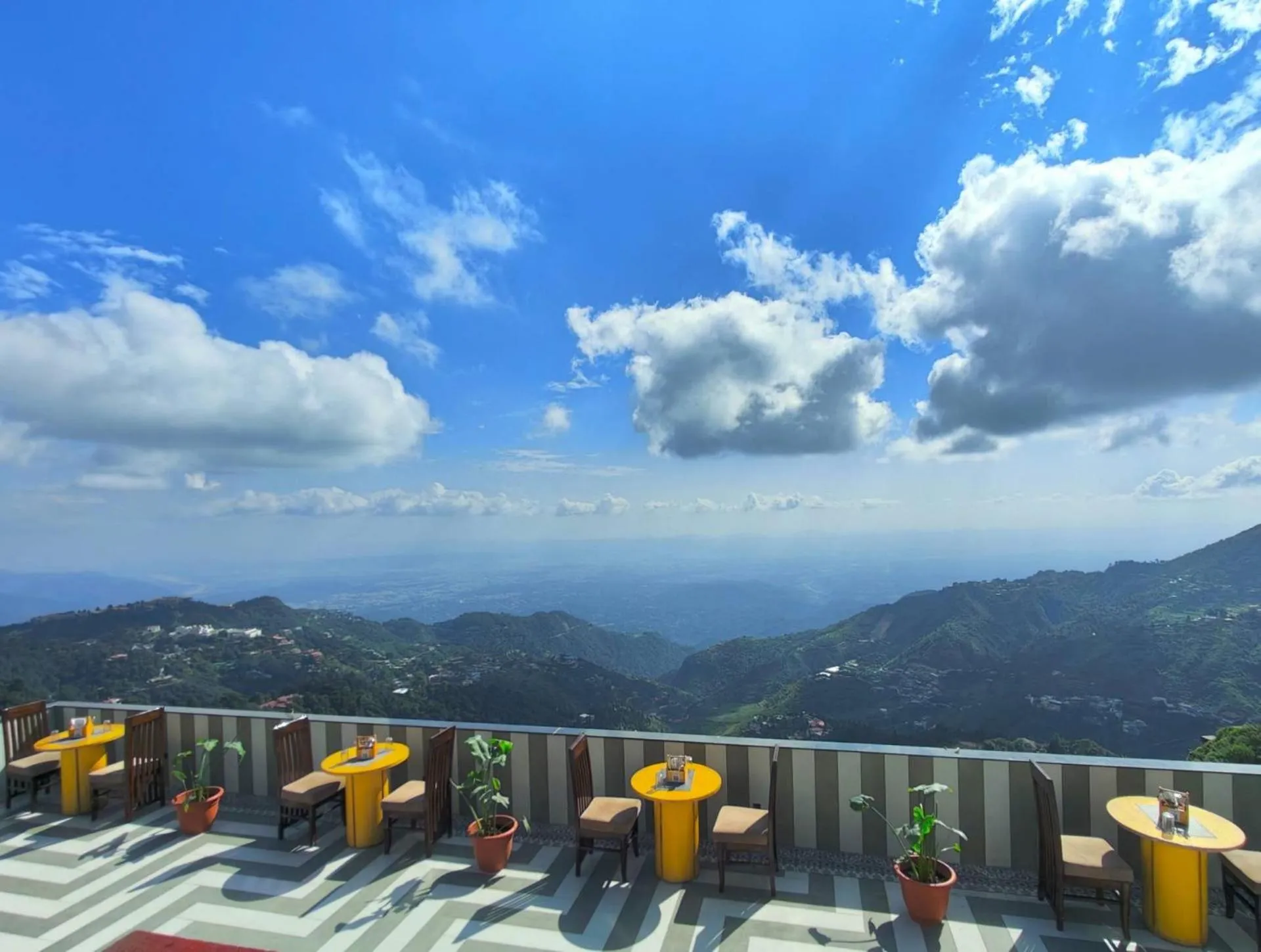 Restaurant/places to eat in Luxury Inn by Stotrak Hotels