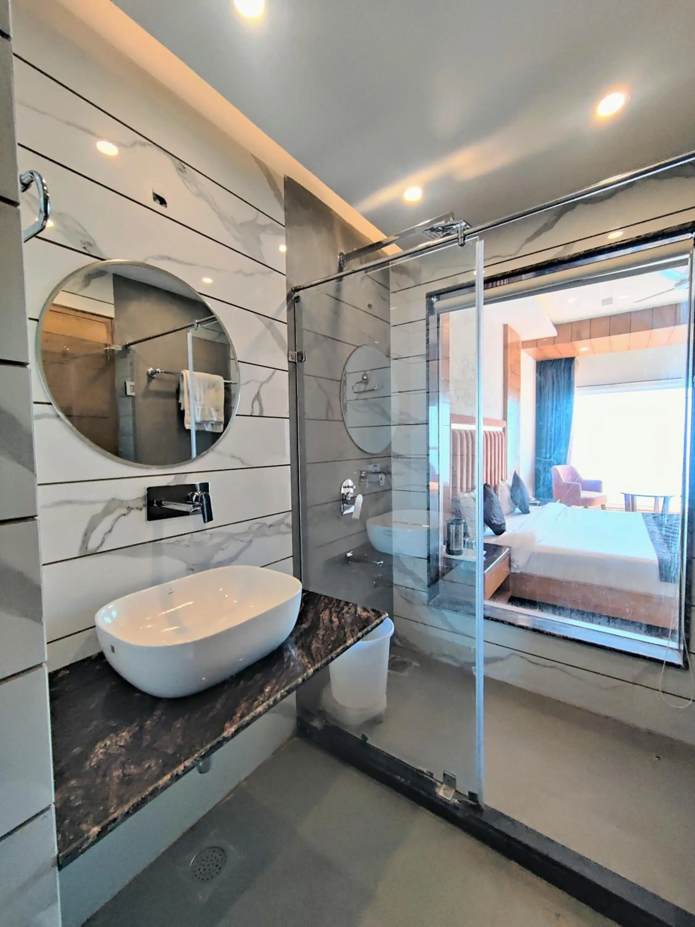Shower, Bed in Luxury Inn by Stotrak Hotels