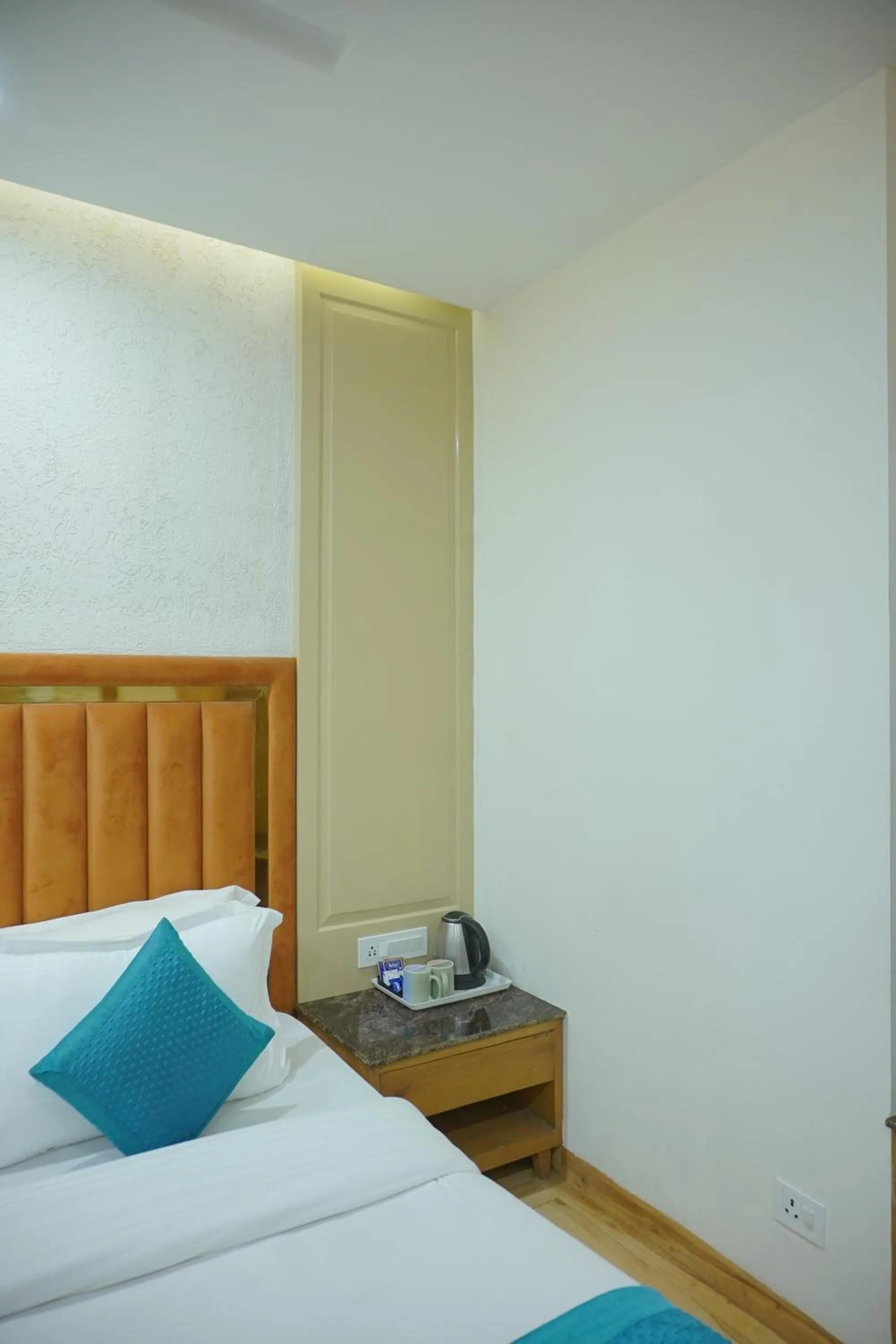 Coffee/tea facilities, Bed in Luxury Inn by Stotrak Hotels