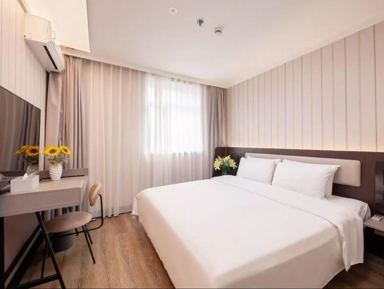 Property building, Bed in Hanting Hotel Shanghai Babaiban Pudian Road Subway Station