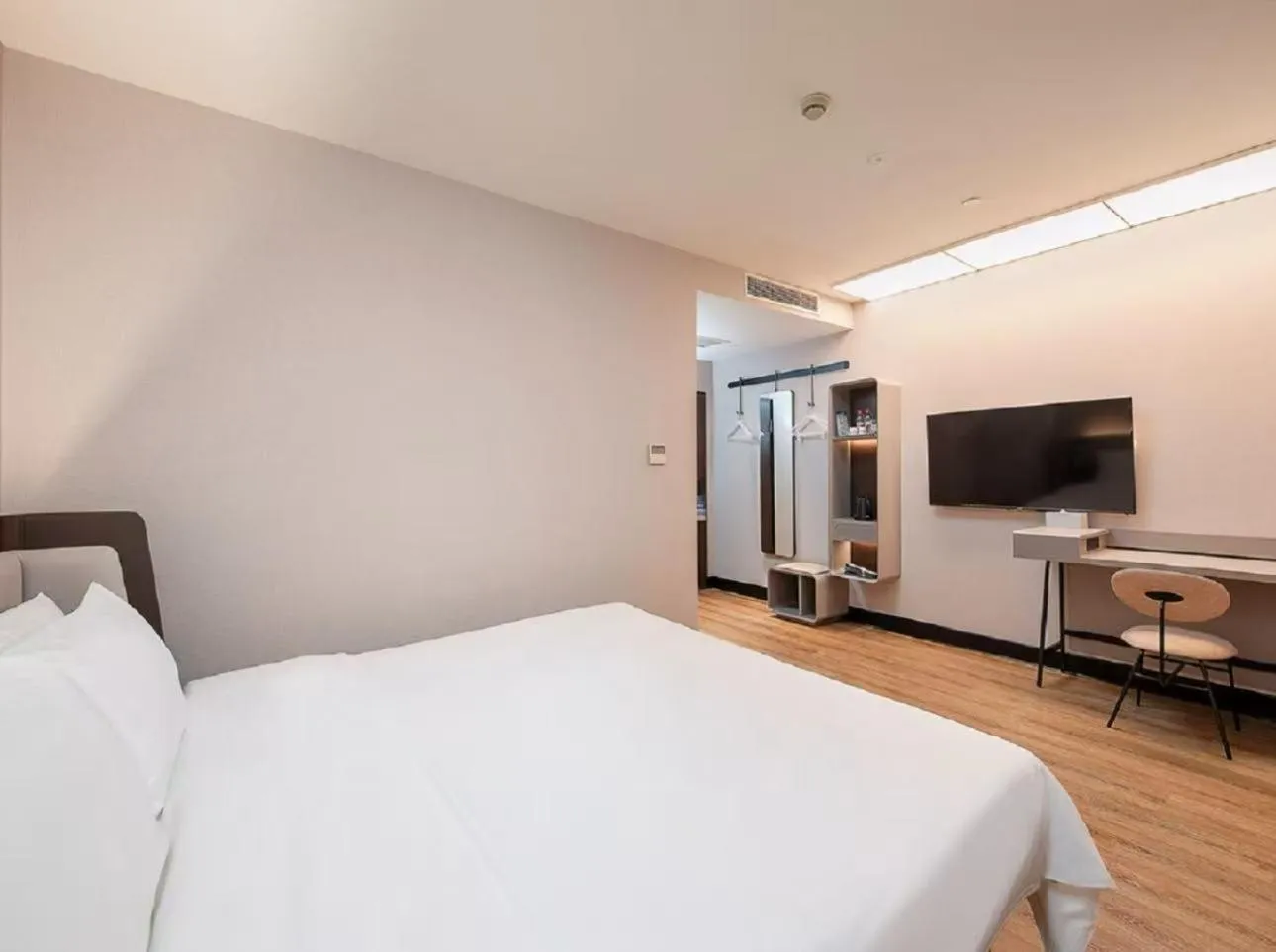 Bed in Hanting Hotel Shanghai Babaiban Pudian Road Subway Station