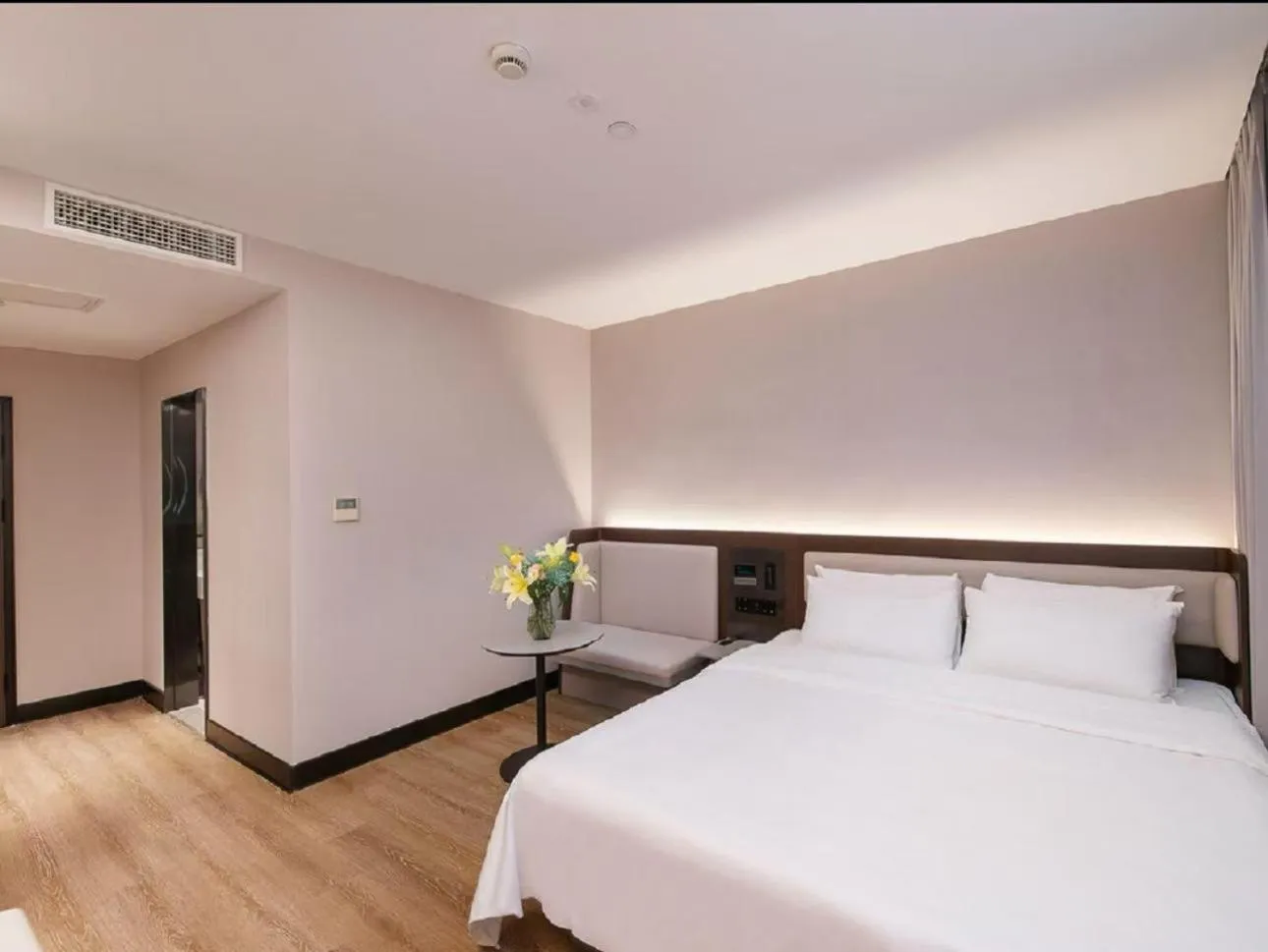 Bed in Hanting Hotel Shanghai Babaiban Pudian Road Subway Station