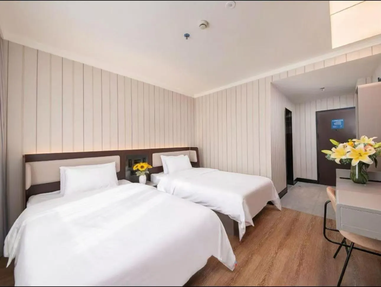 Property building, Bed in Hanting Hotel Shanghai Babaiban Pudian Road Subway Station