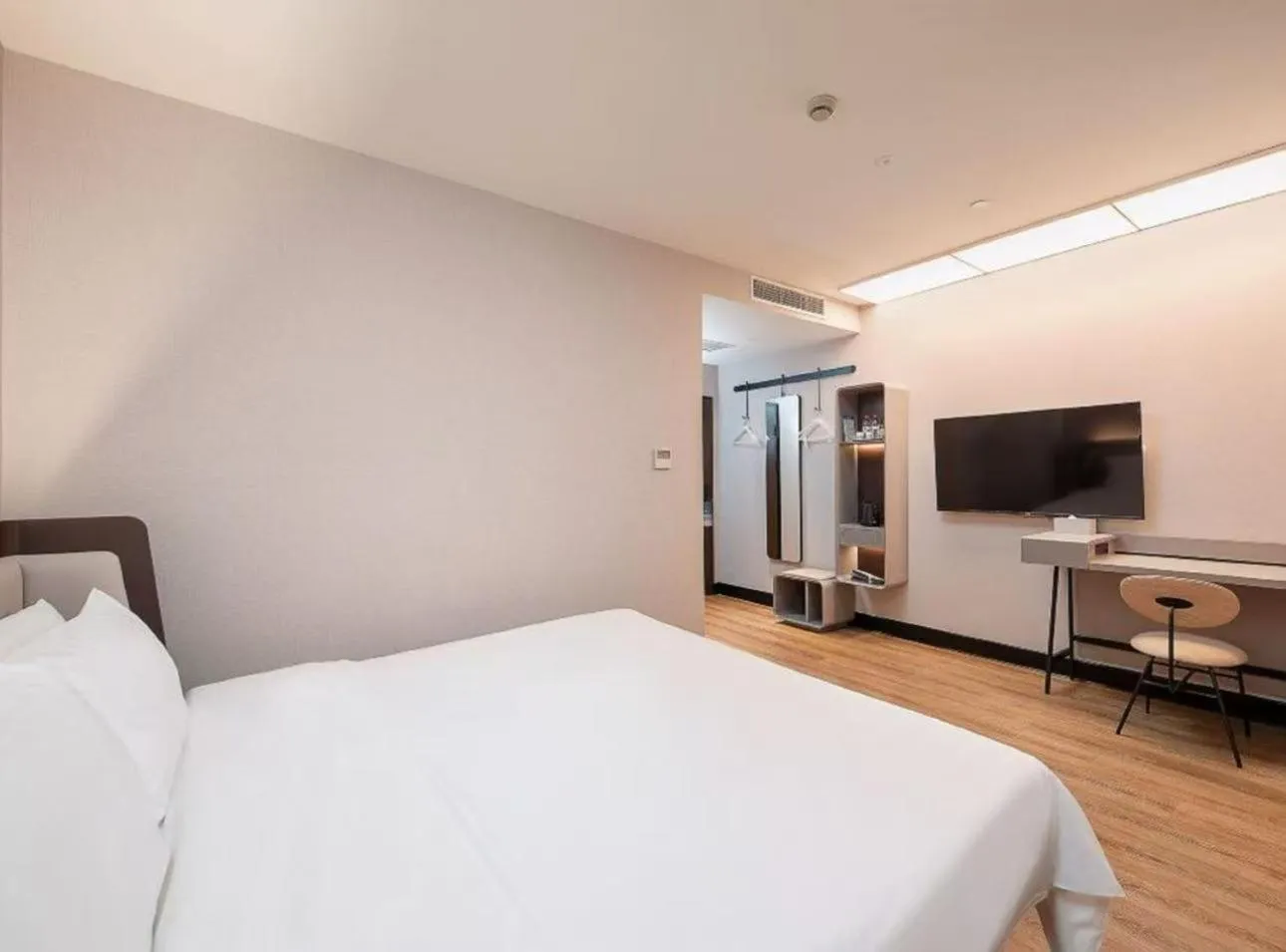 Property building, Bed in Hanting Hotel Shanghai Babaiban Pudian Road Subway Station