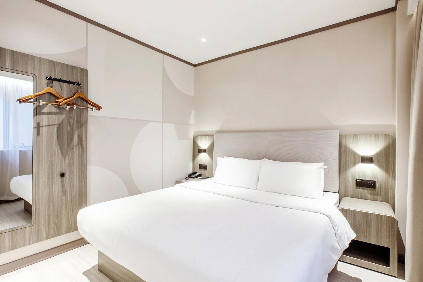Photo of the whole room, Bed in Hanting Hotel Shanghai Lujiazui Pudong South Road
