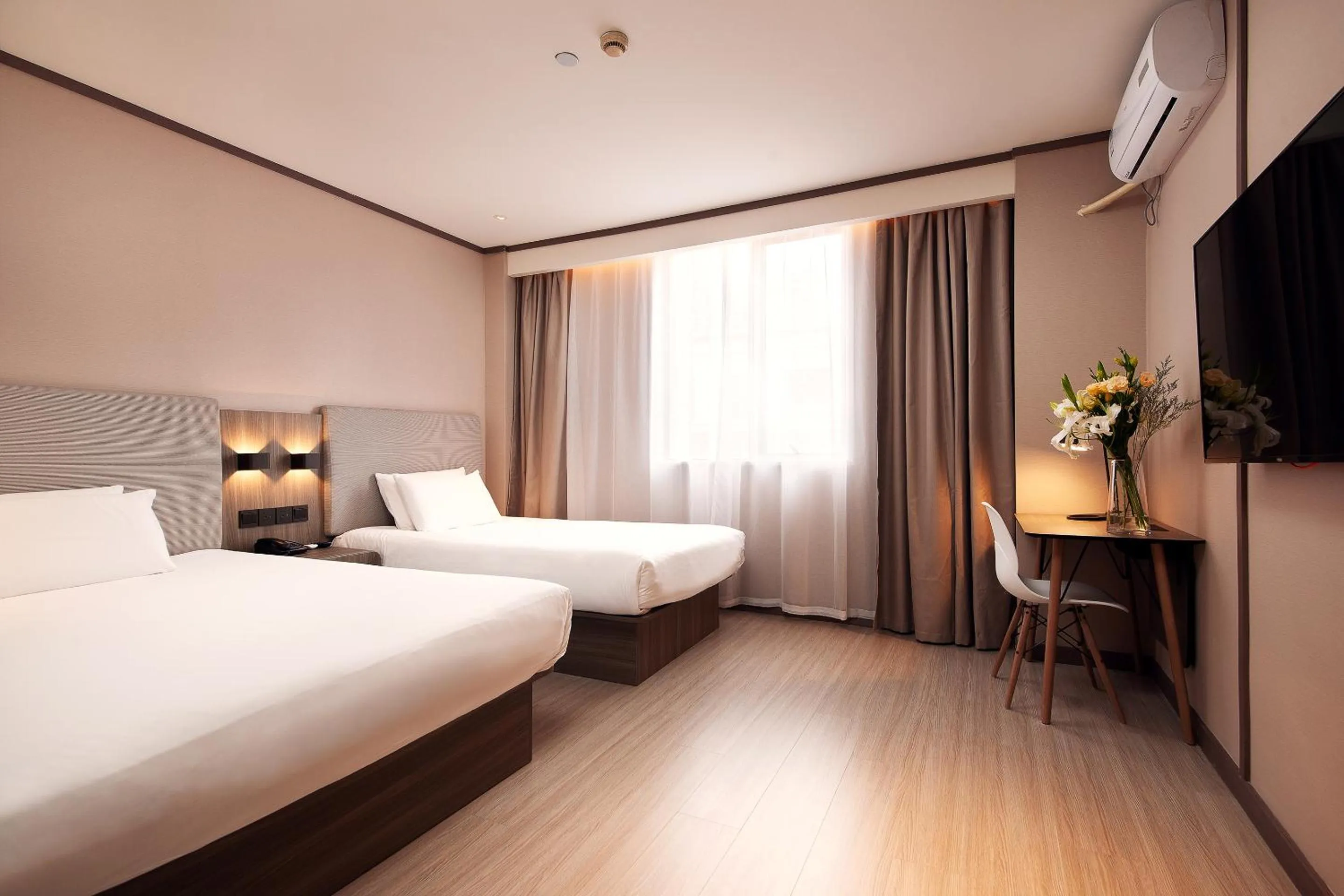 Photo of the whole room, Bed in Hanting Hotel Shanghai Lujiazui Pudong South Road