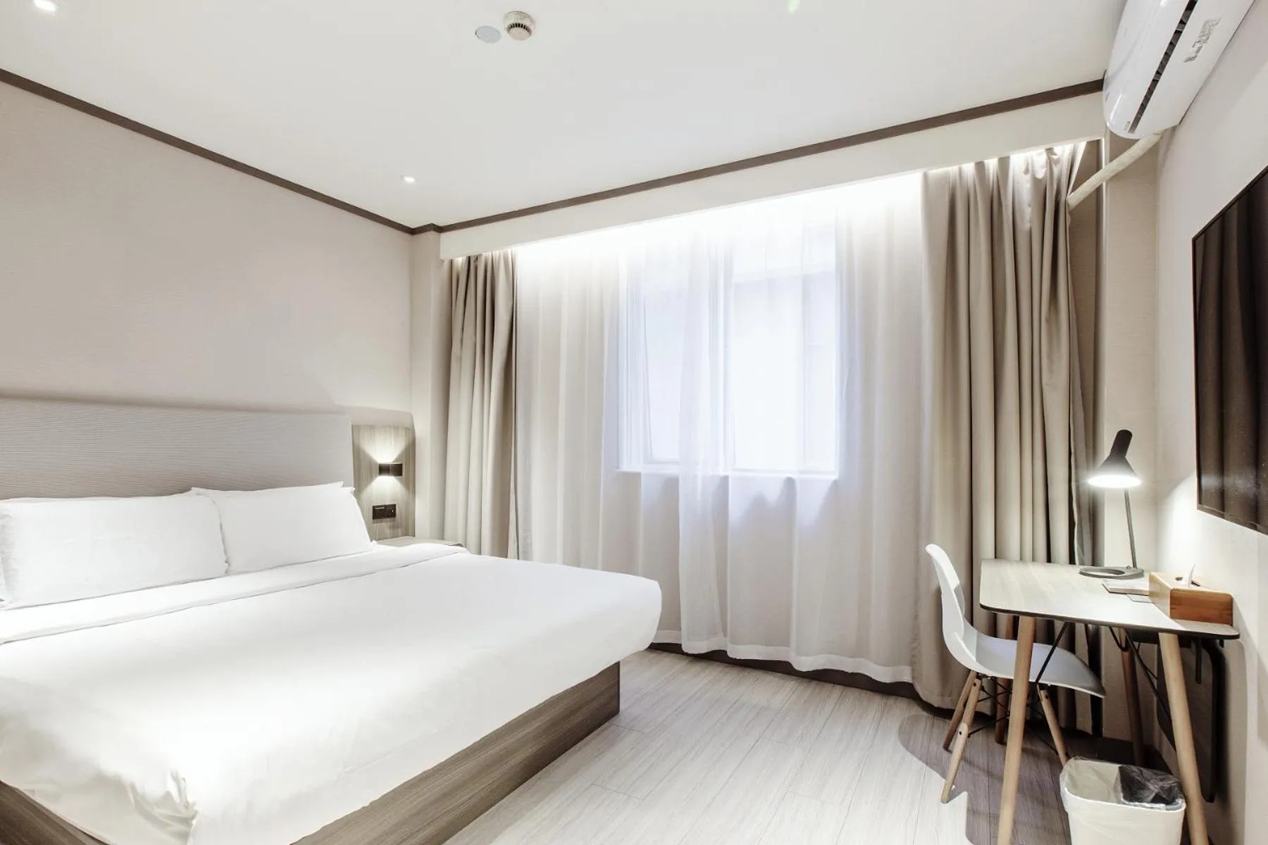 Photo of the whole room, Bed in Hanting Hotel Shanghai Lujiazui Pudong South Road