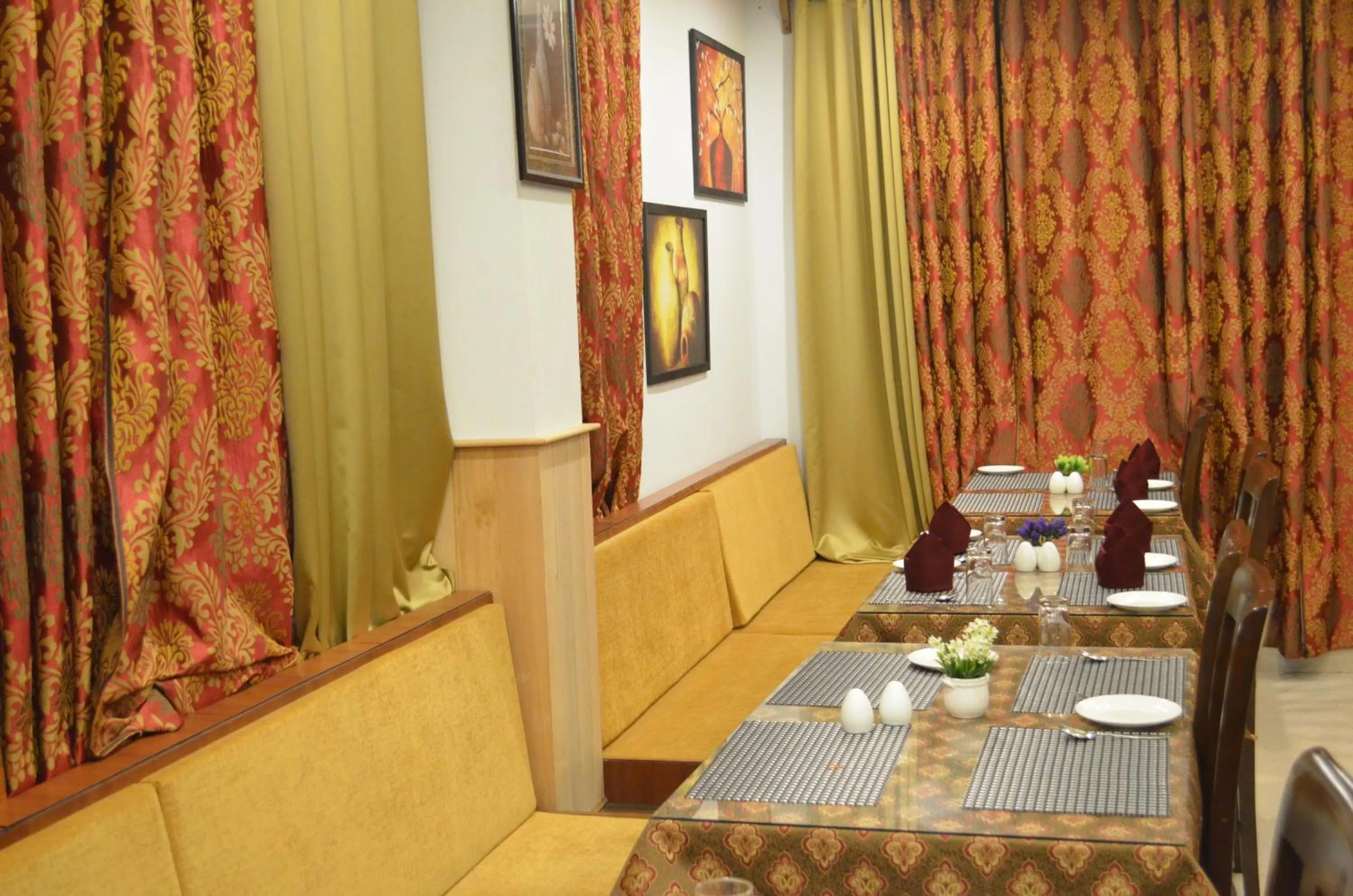 Restaurant/places to eat in The Golden Crest