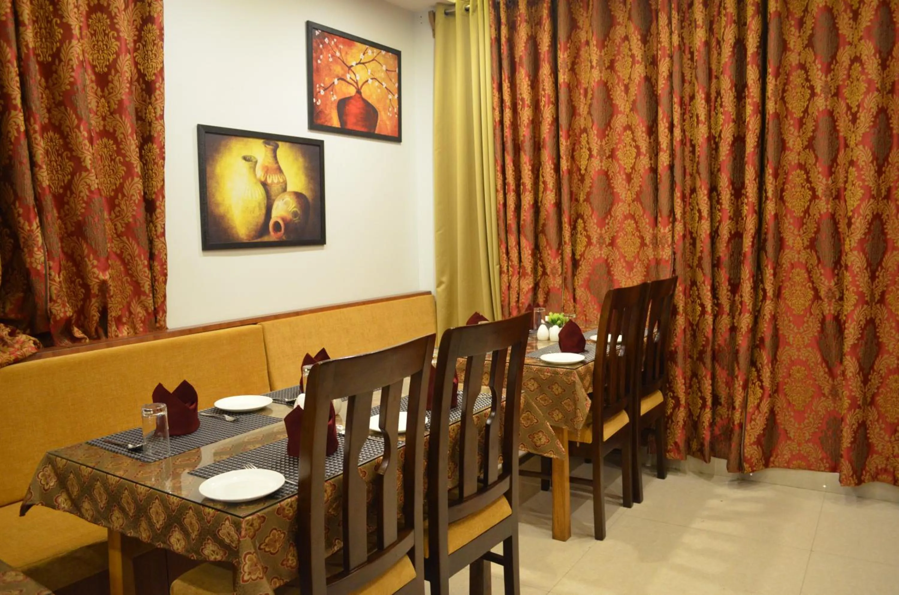 Restaurant/places to eat in The Golden Crest