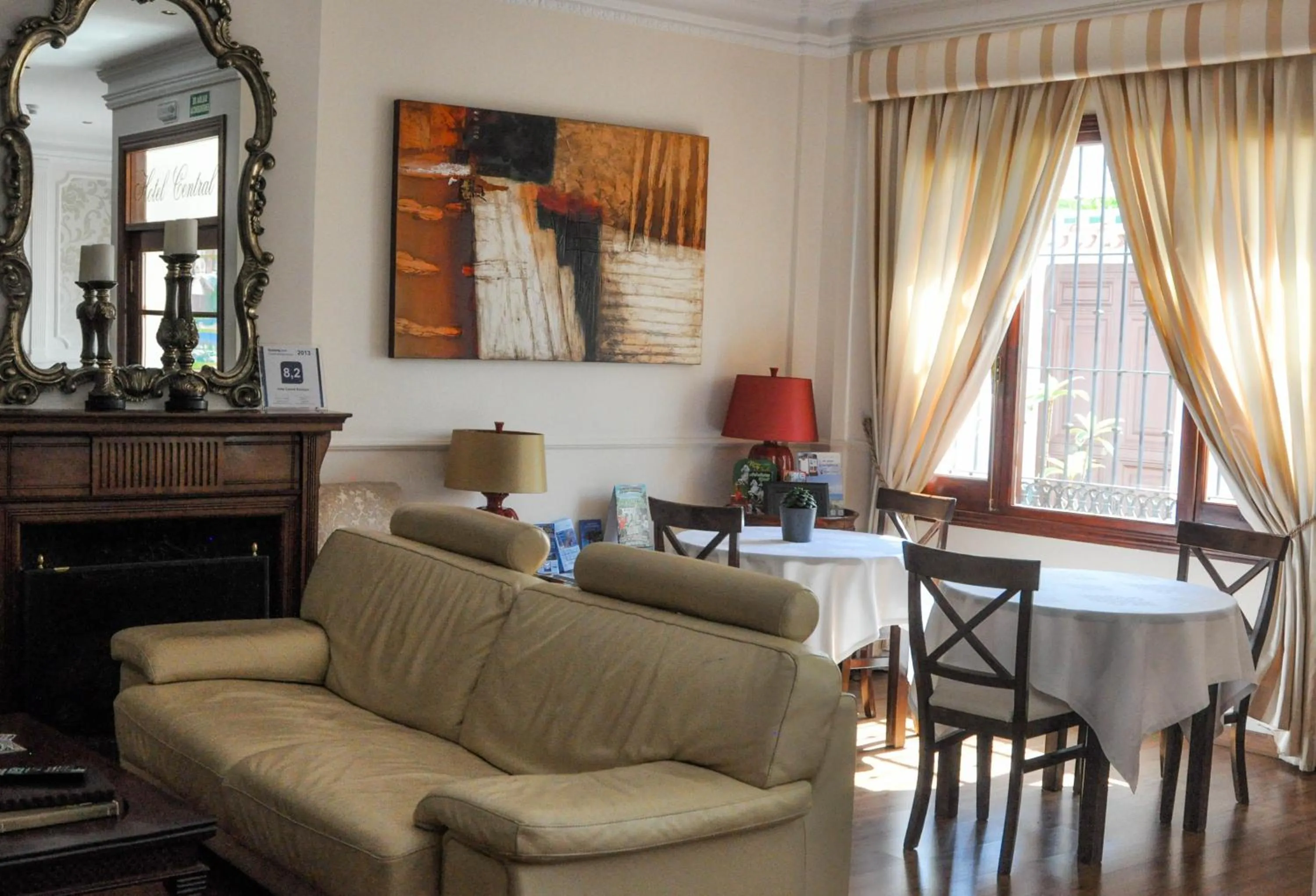 Communal lounge/ TV room in Hotel Central Boutique