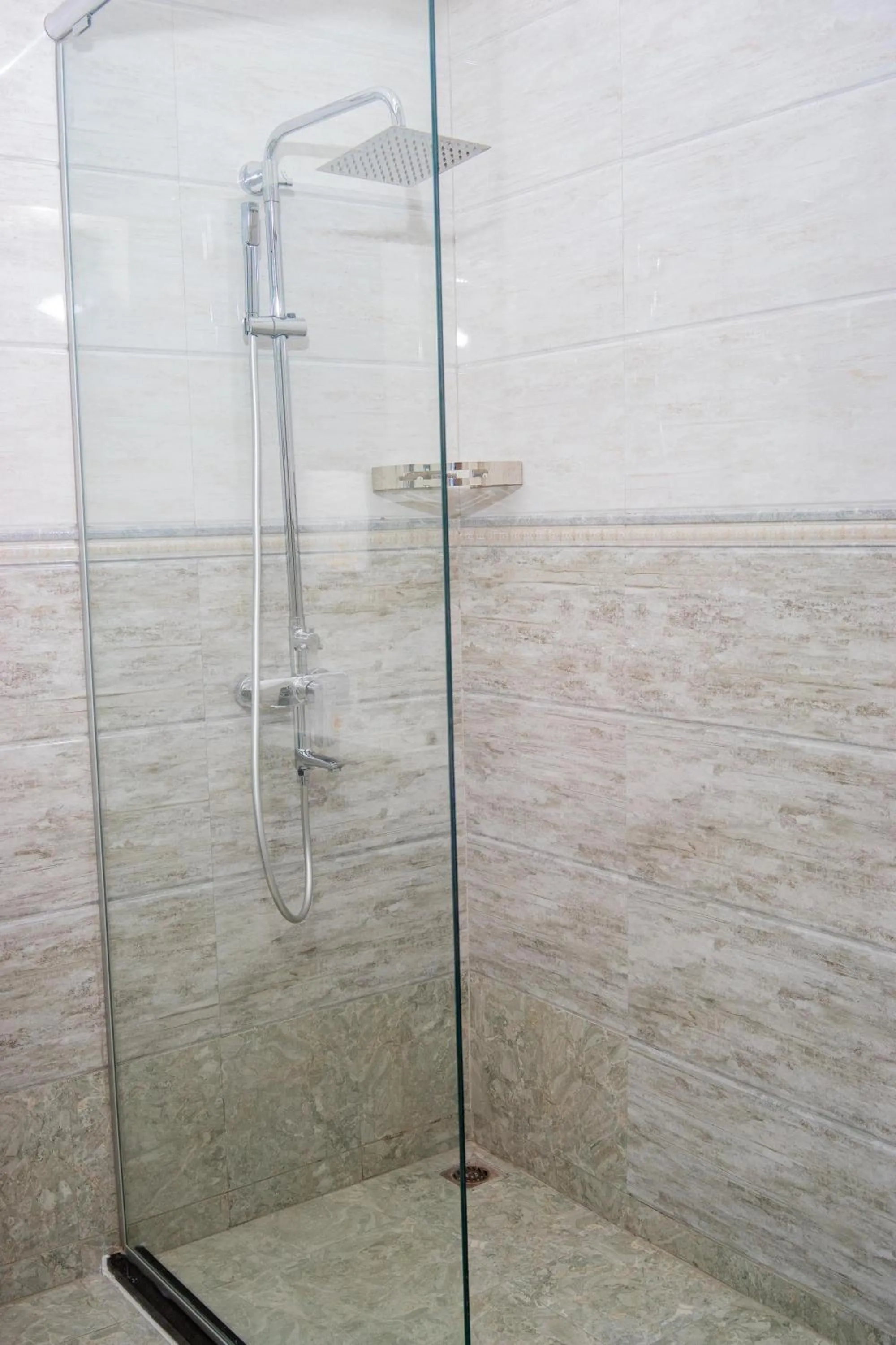 Shower in Wils Hotel Supreme