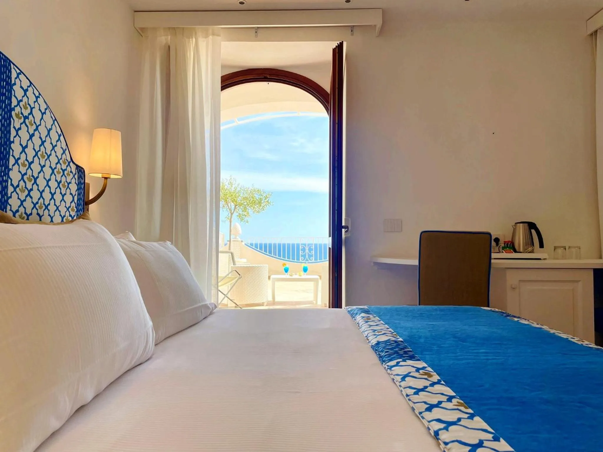 Sea view, Bed in Hotel Il Gabbiano