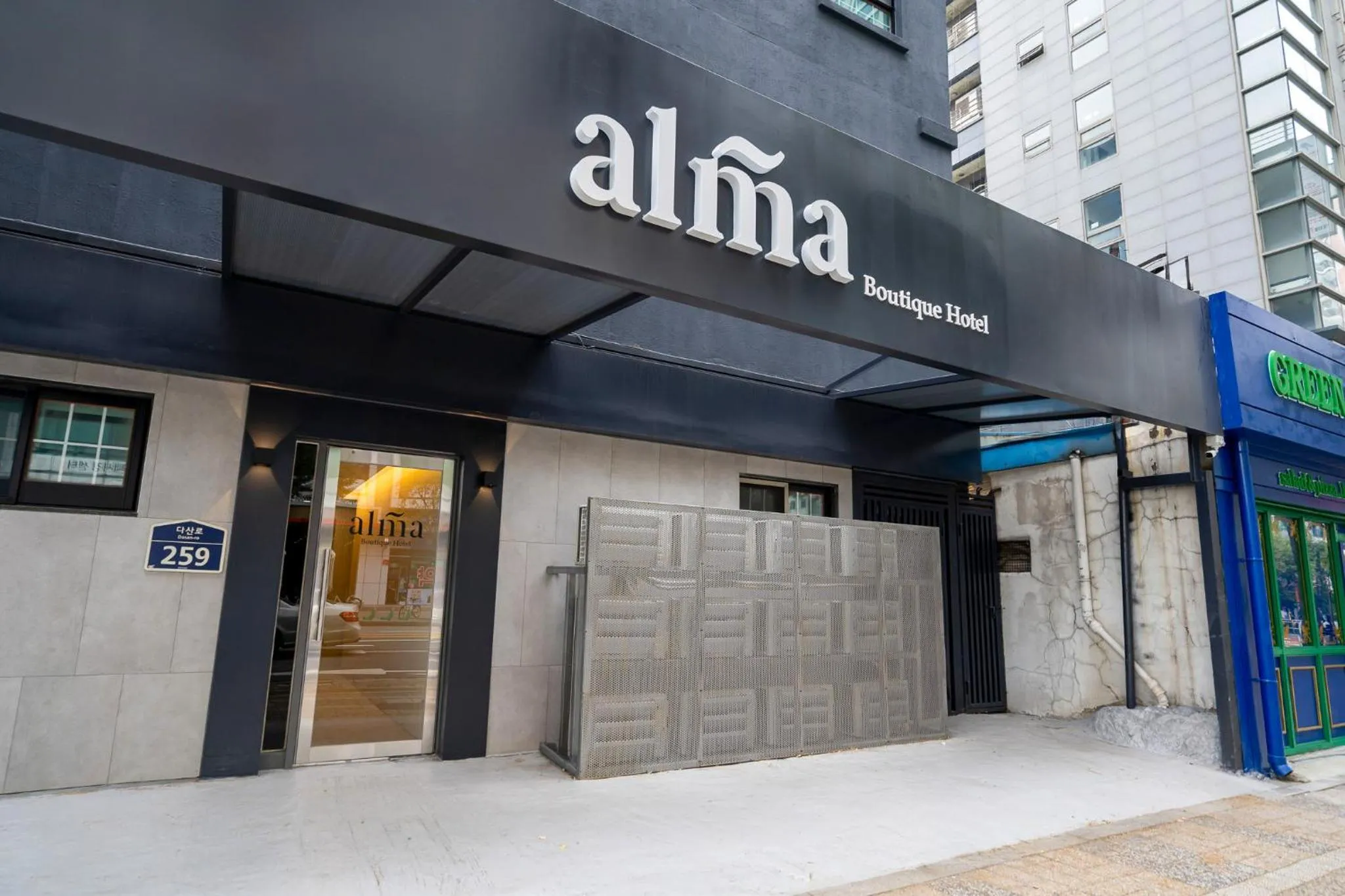Facade/entrance in Alma Hotel