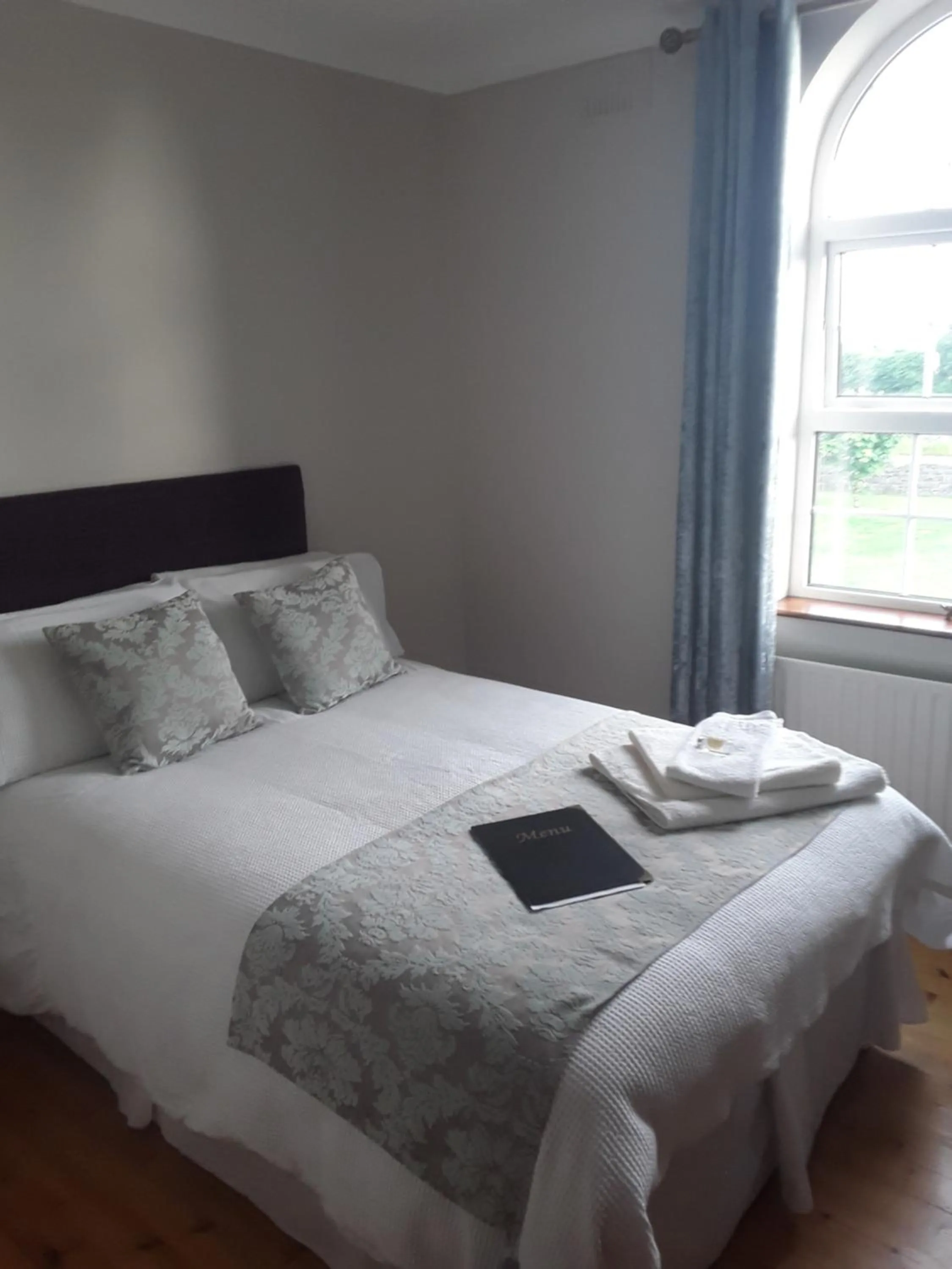 Photo of the whole room, Bed in Doonard Manor B&B