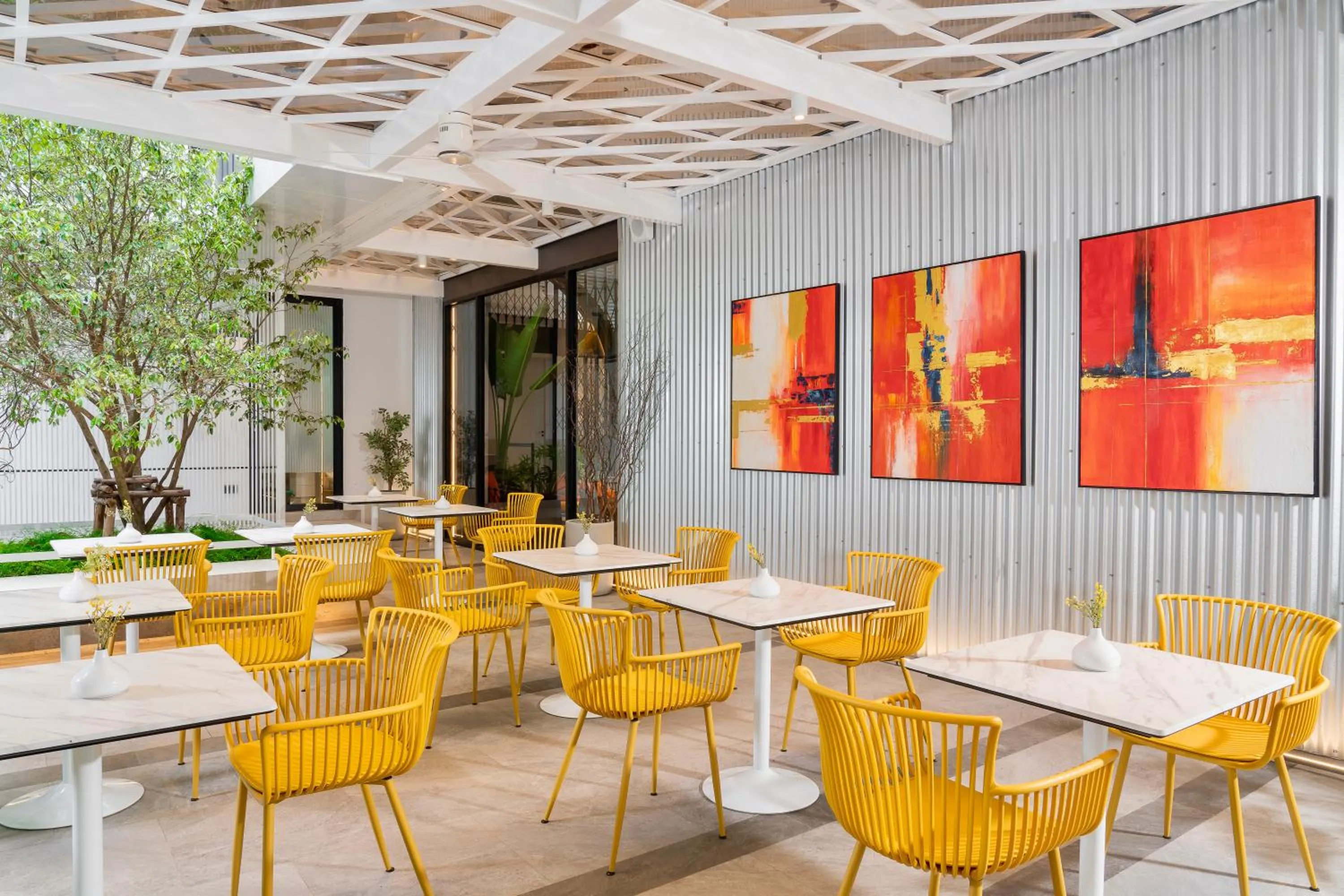 Restaurant/places to eat in Hotel Bangkokian