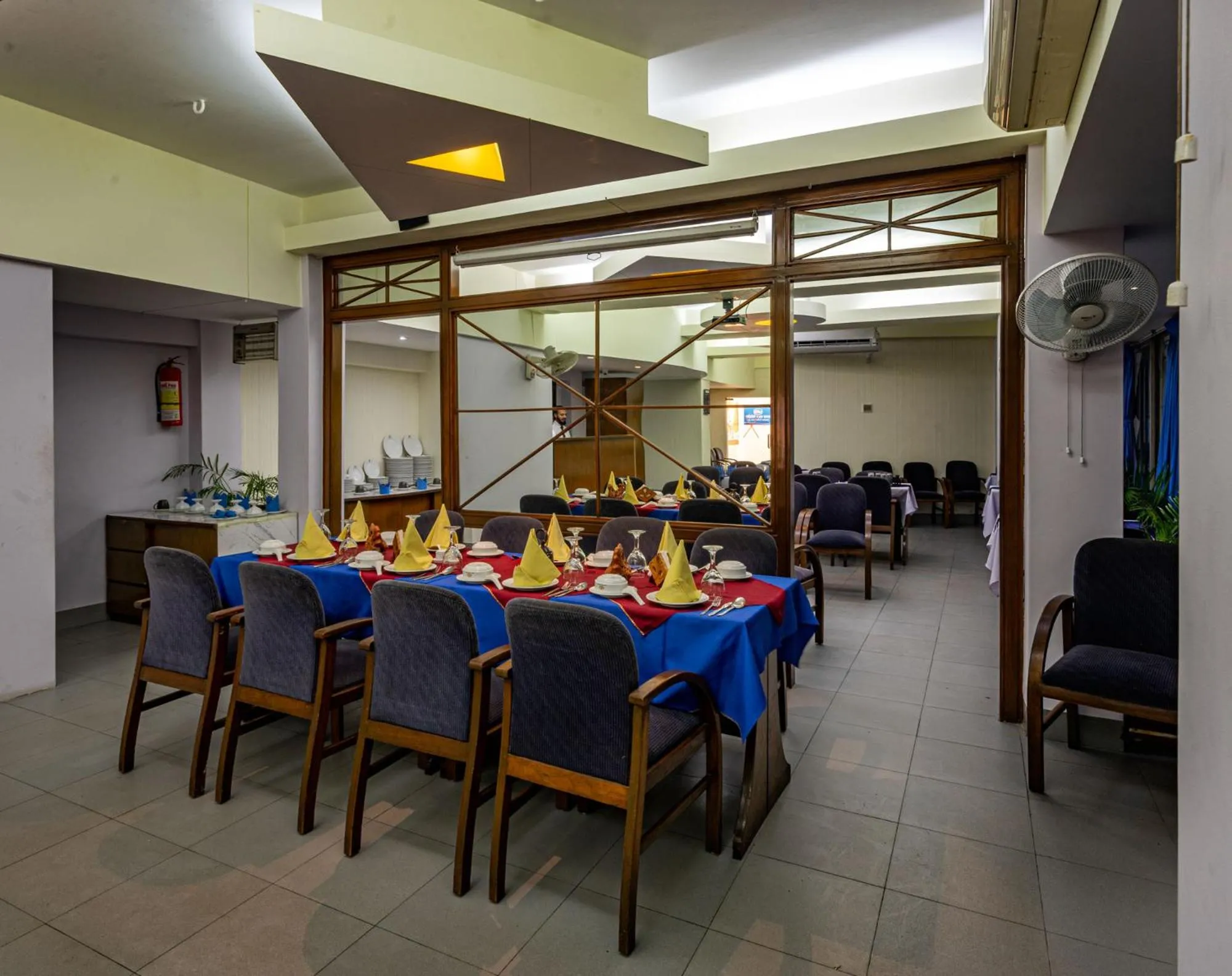 Restaurant/places to eat in Hotel Ashrafee