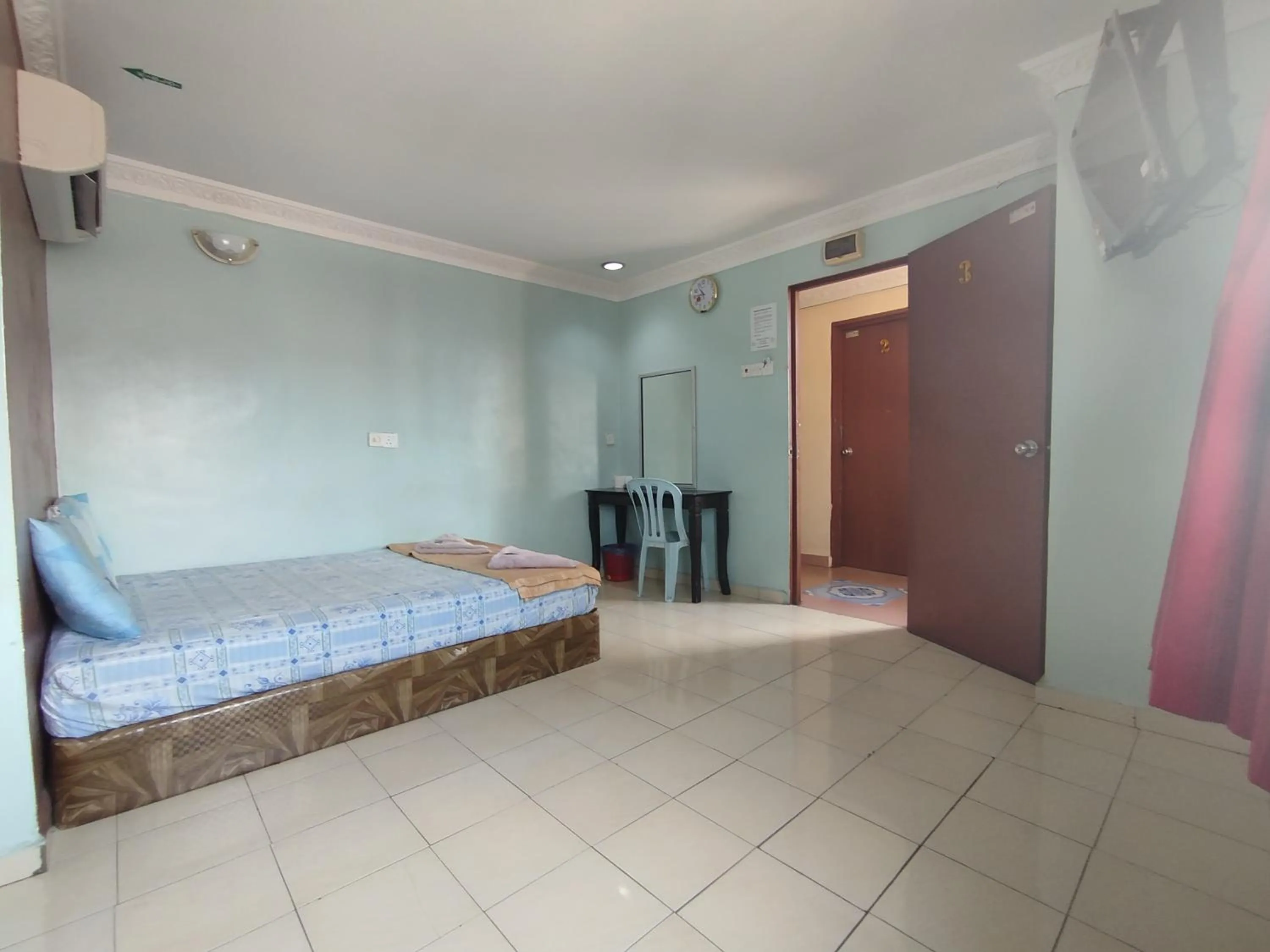 Bed in Sentosa Villa Hotel