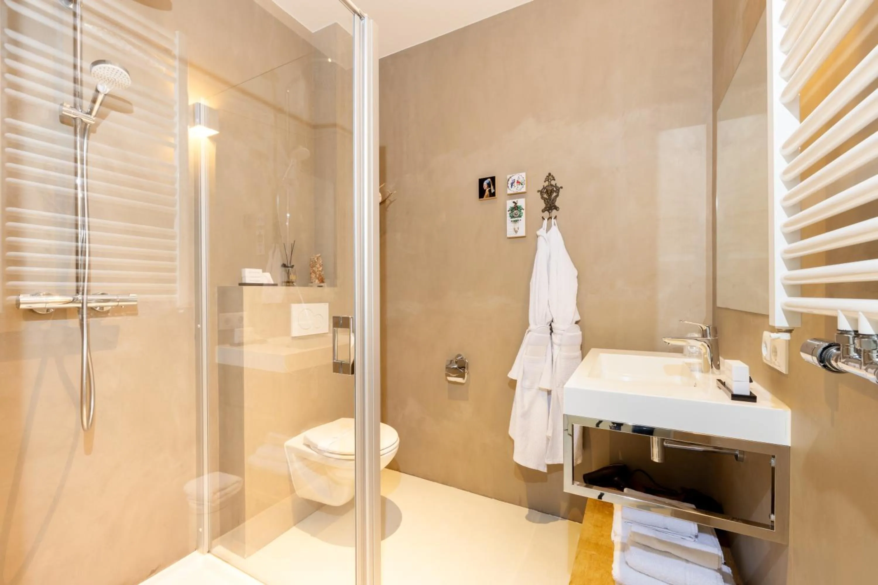 Shower in De DroomBoutique - Goud & Zilver Suites