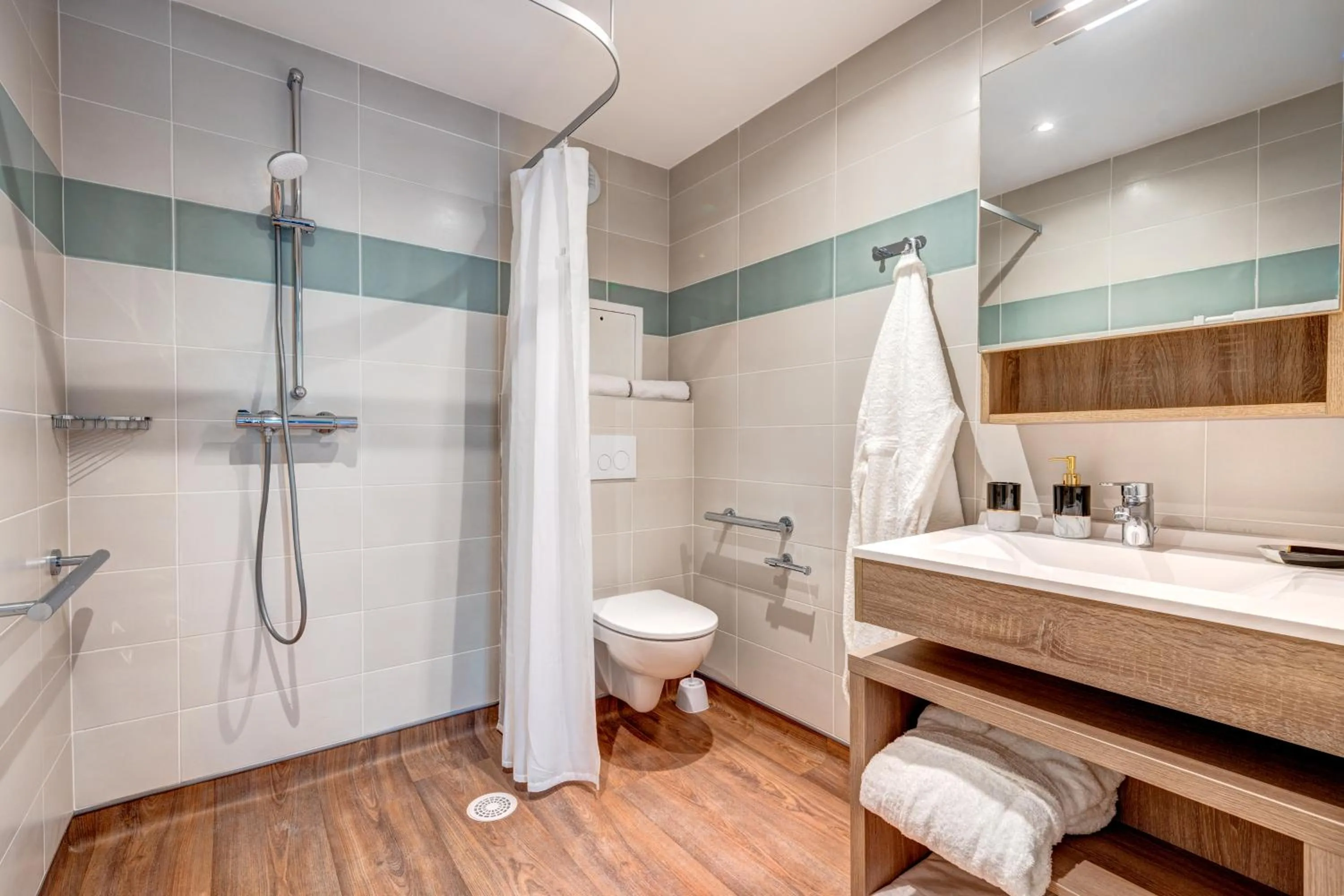 Shower in Zenao Appart'hôtels Le Raincy Thiers