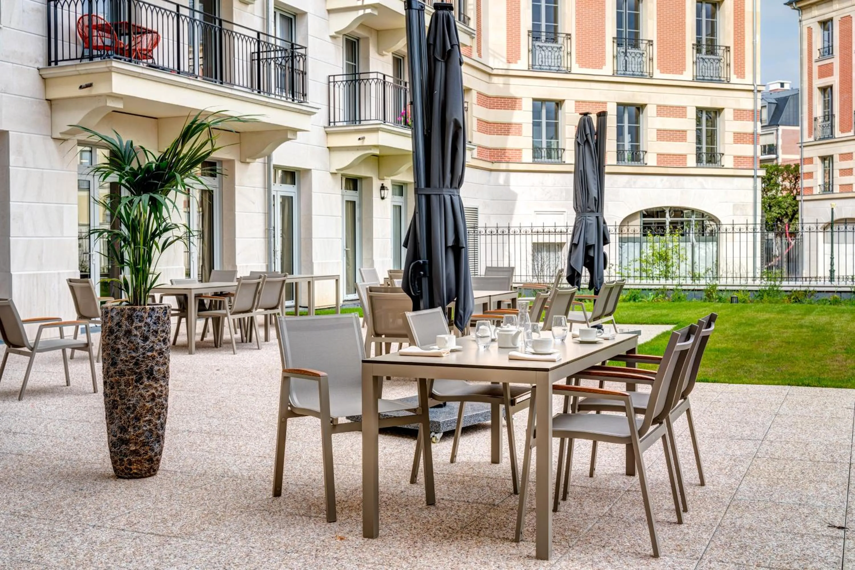 Patio in Zenao Appart'hôtels Le Raincy Thiers