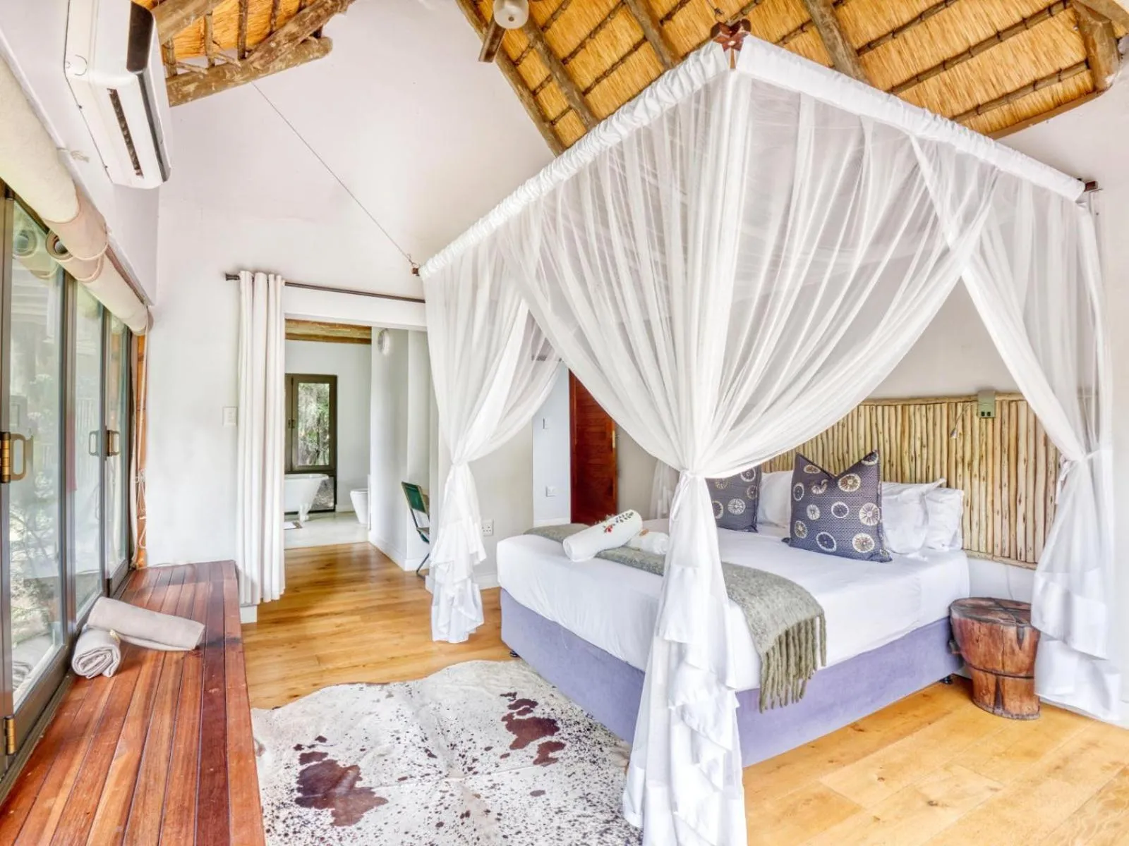 Photo of the whole room, Bed in Rhino River Lodge