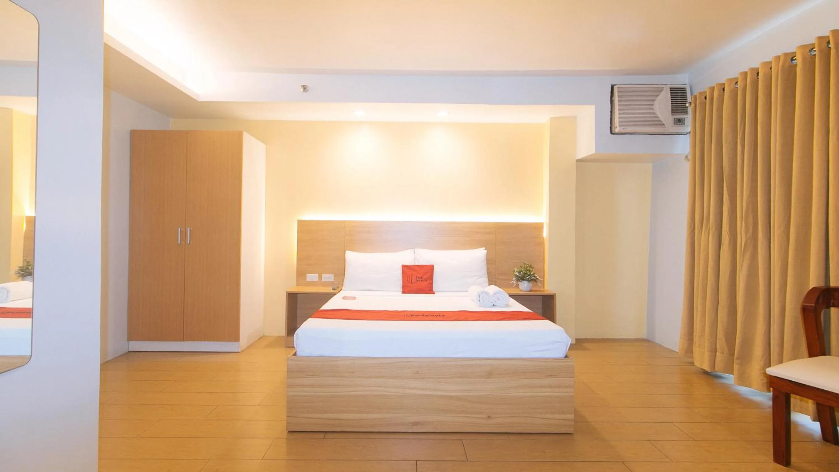 Bed in RedDoorz at LuxeLite Suites Makati