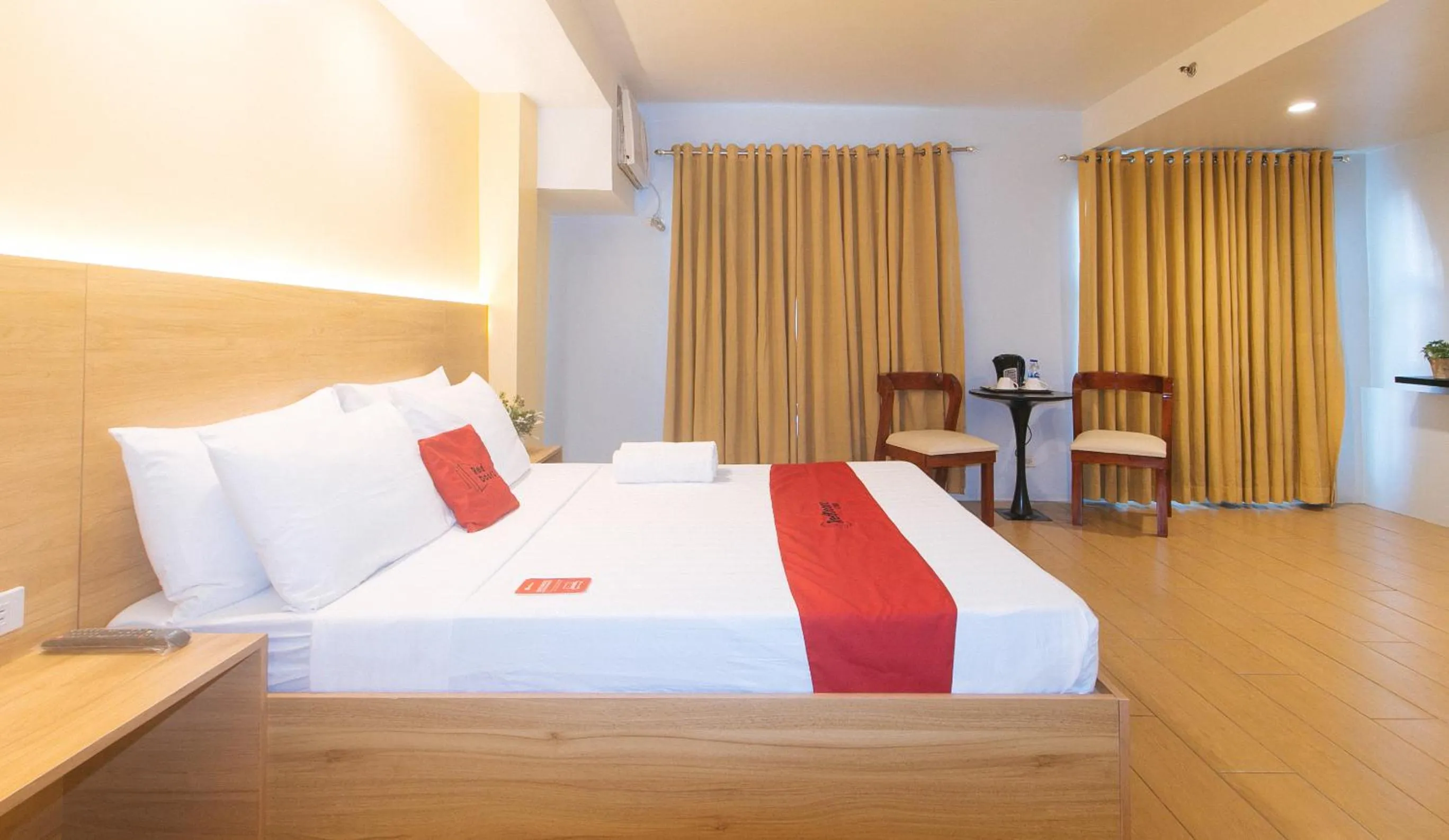 Bed in RedDoorz at LuxeLite Suites Makati