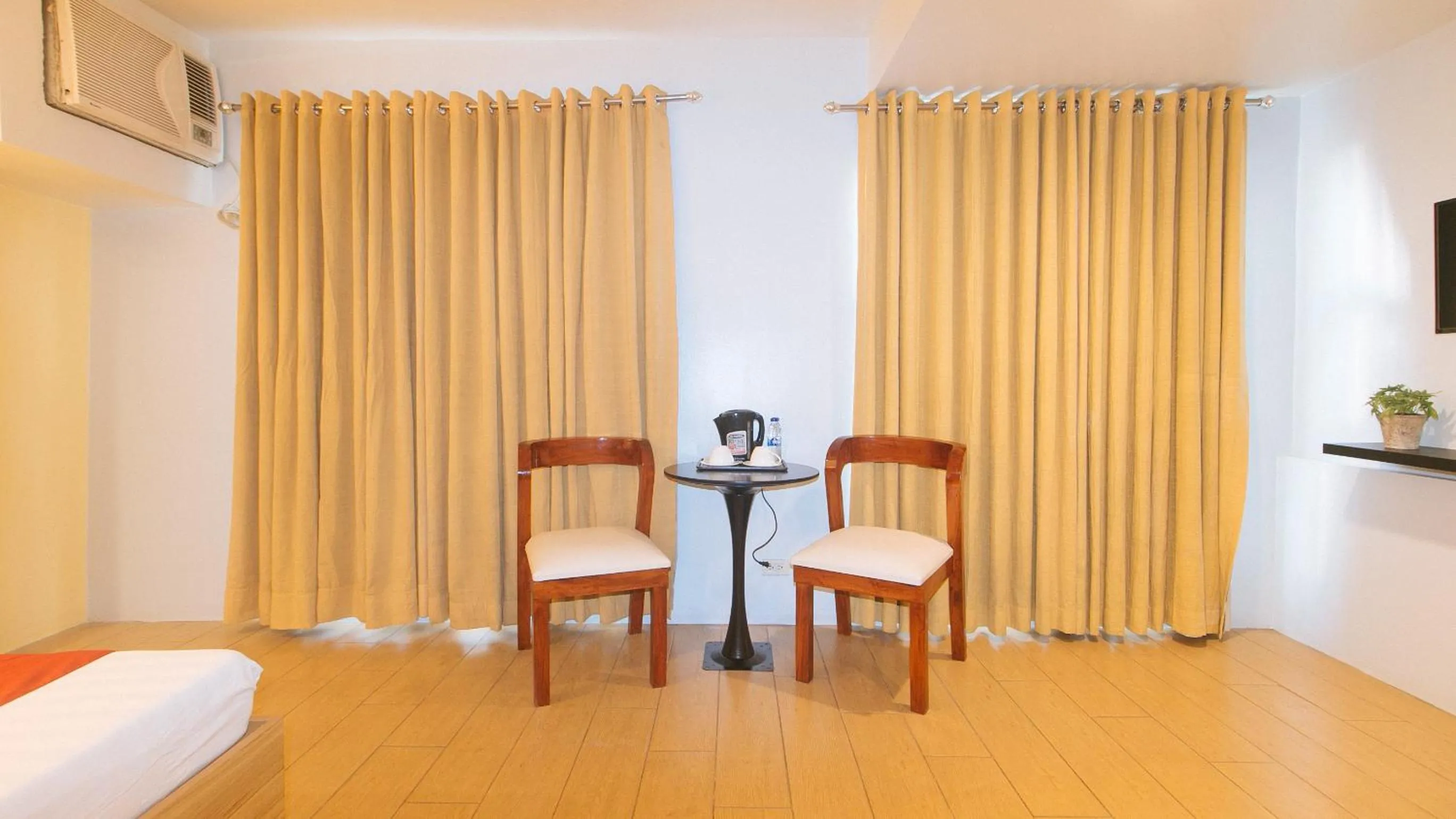 Bed in RedDoorz at LuxeLite Suites Makati