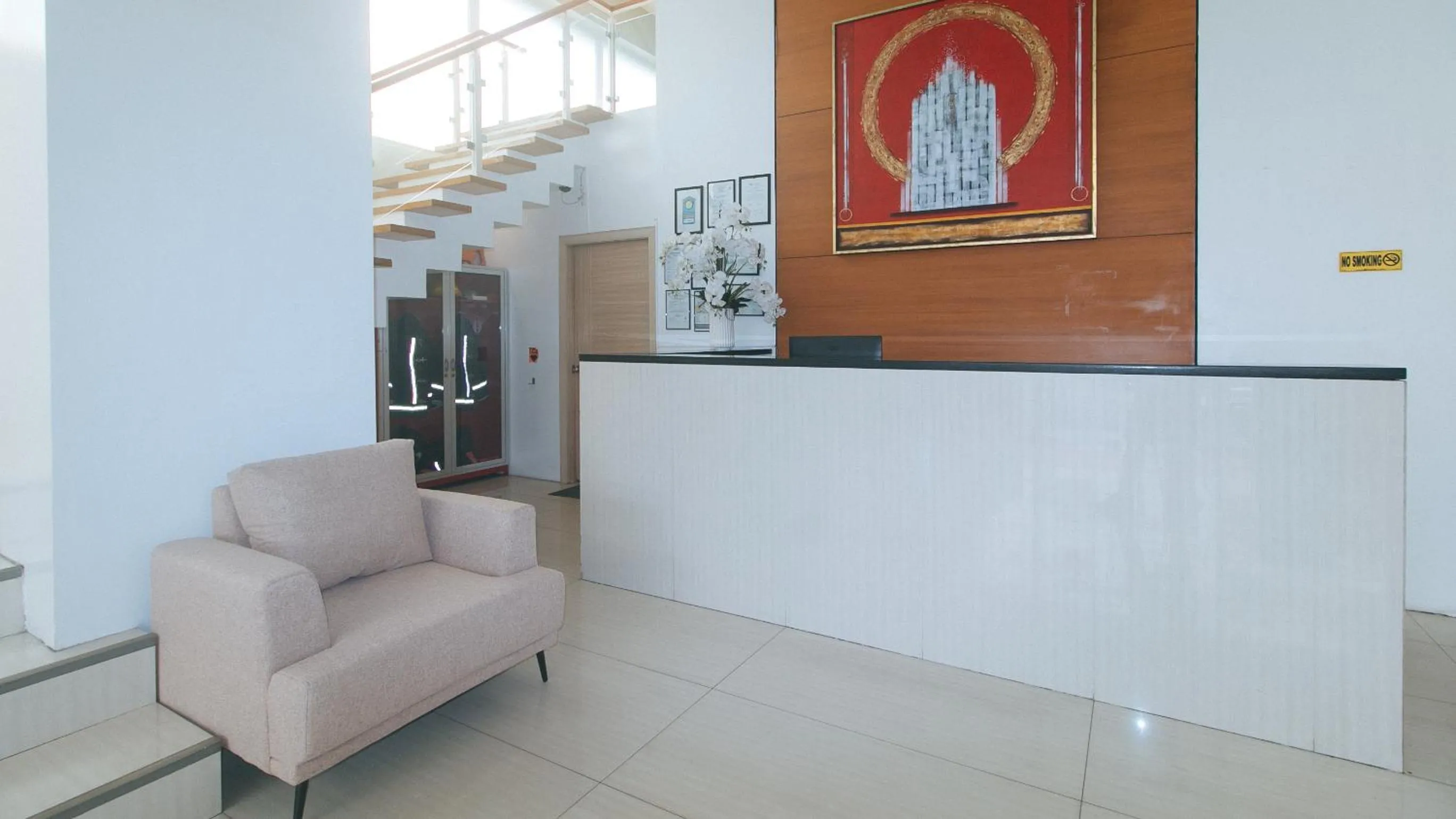 Lobby or reception in RedDoorz at LuxeLite Suites Makati