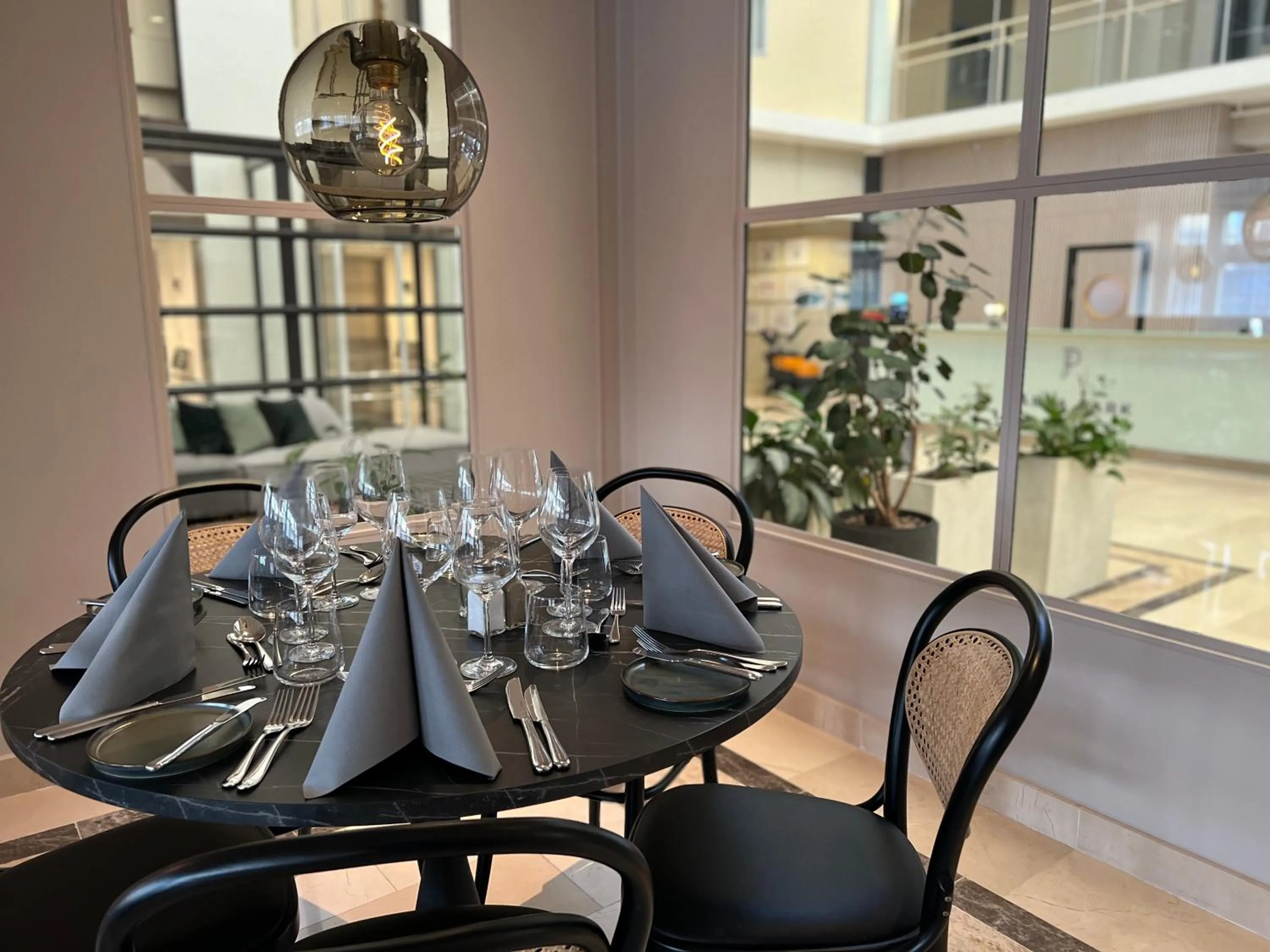 Restaurant/places to eat in Injoy Premium Hotel Solna