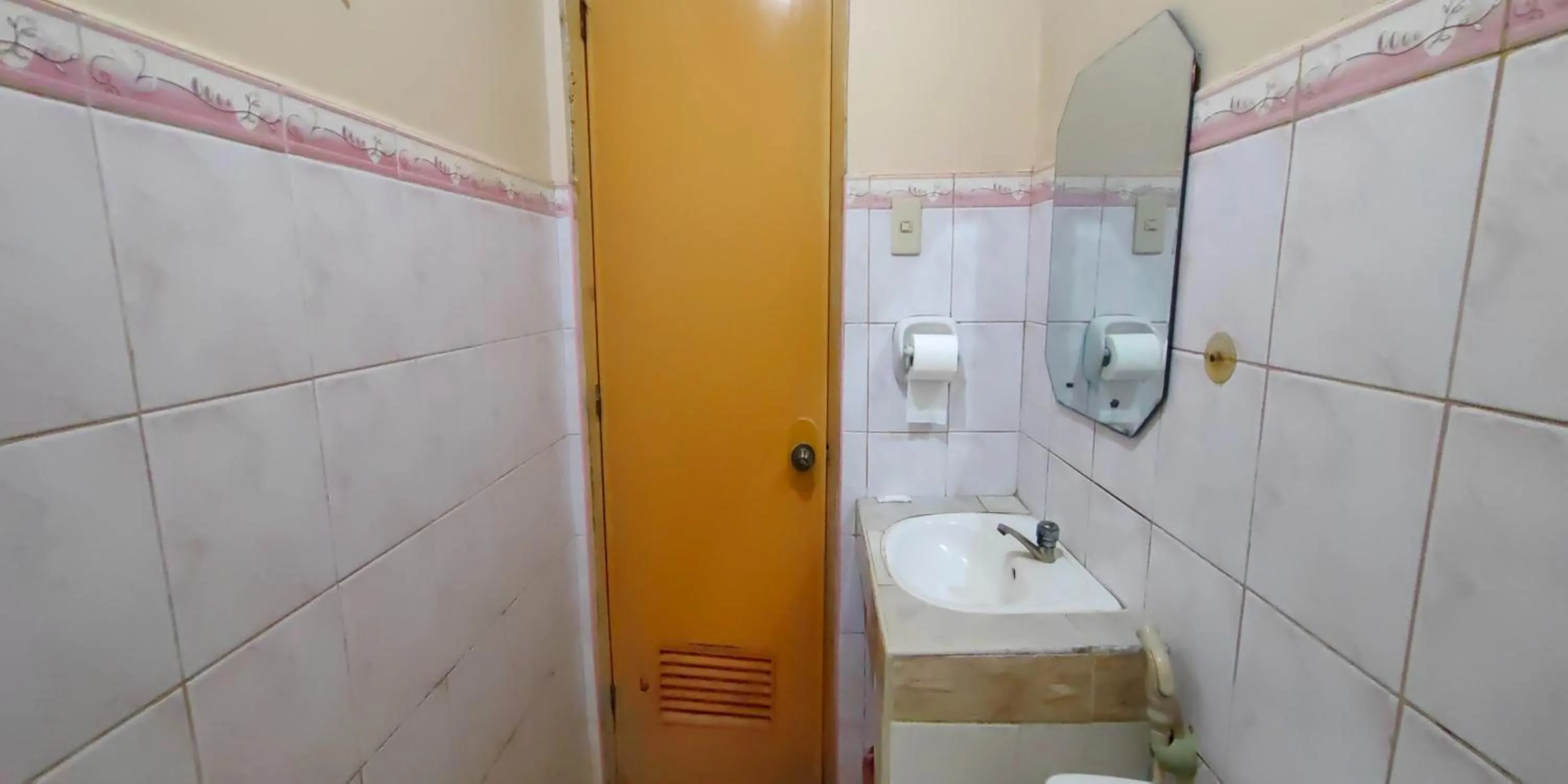 Toilet in Dads Bayview Pension