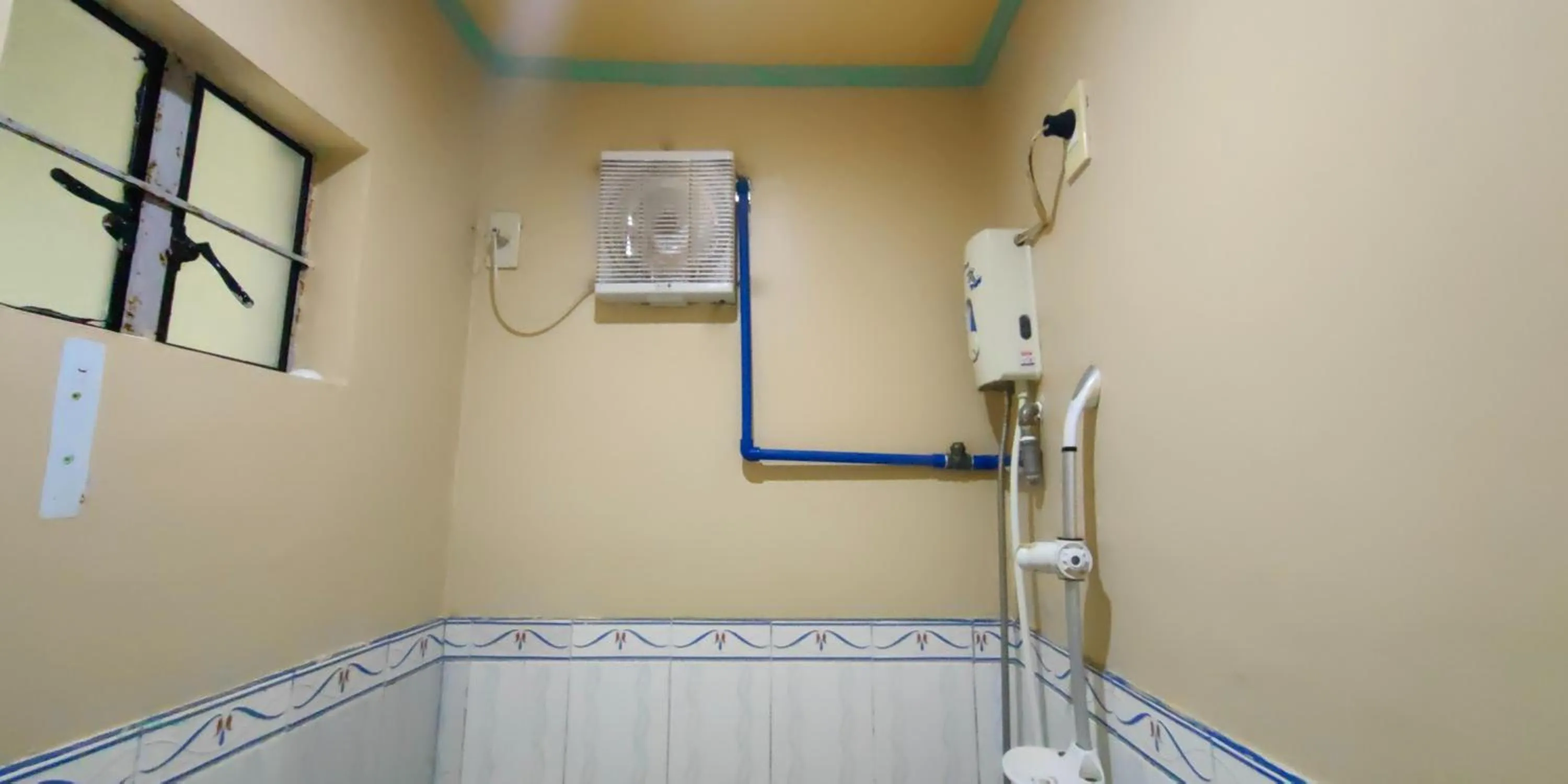 Shower in Dads Bayview Pension