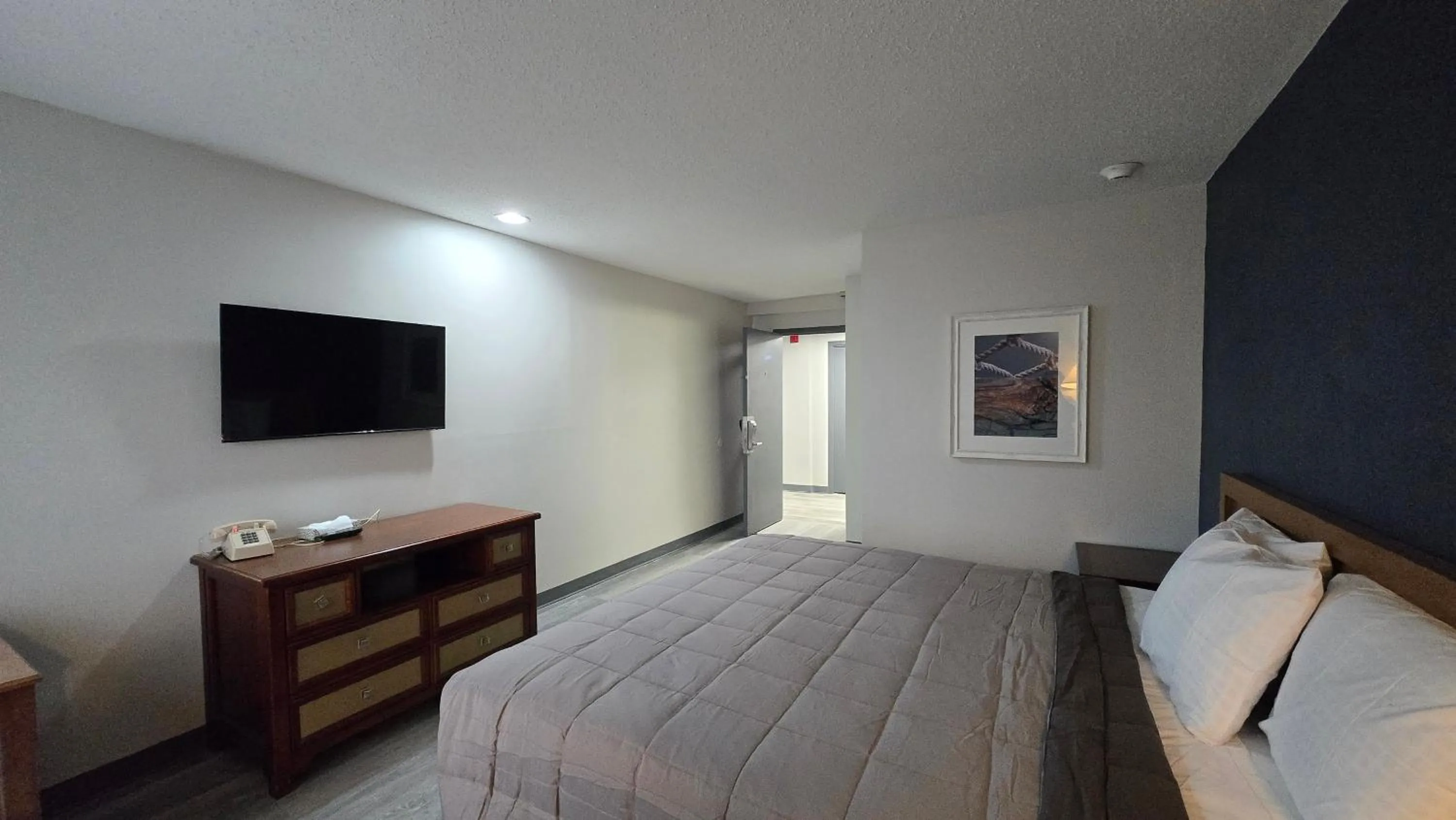 Bed in Roosevelt Inn at Roosevelt Blvd, Philadelphia, PA