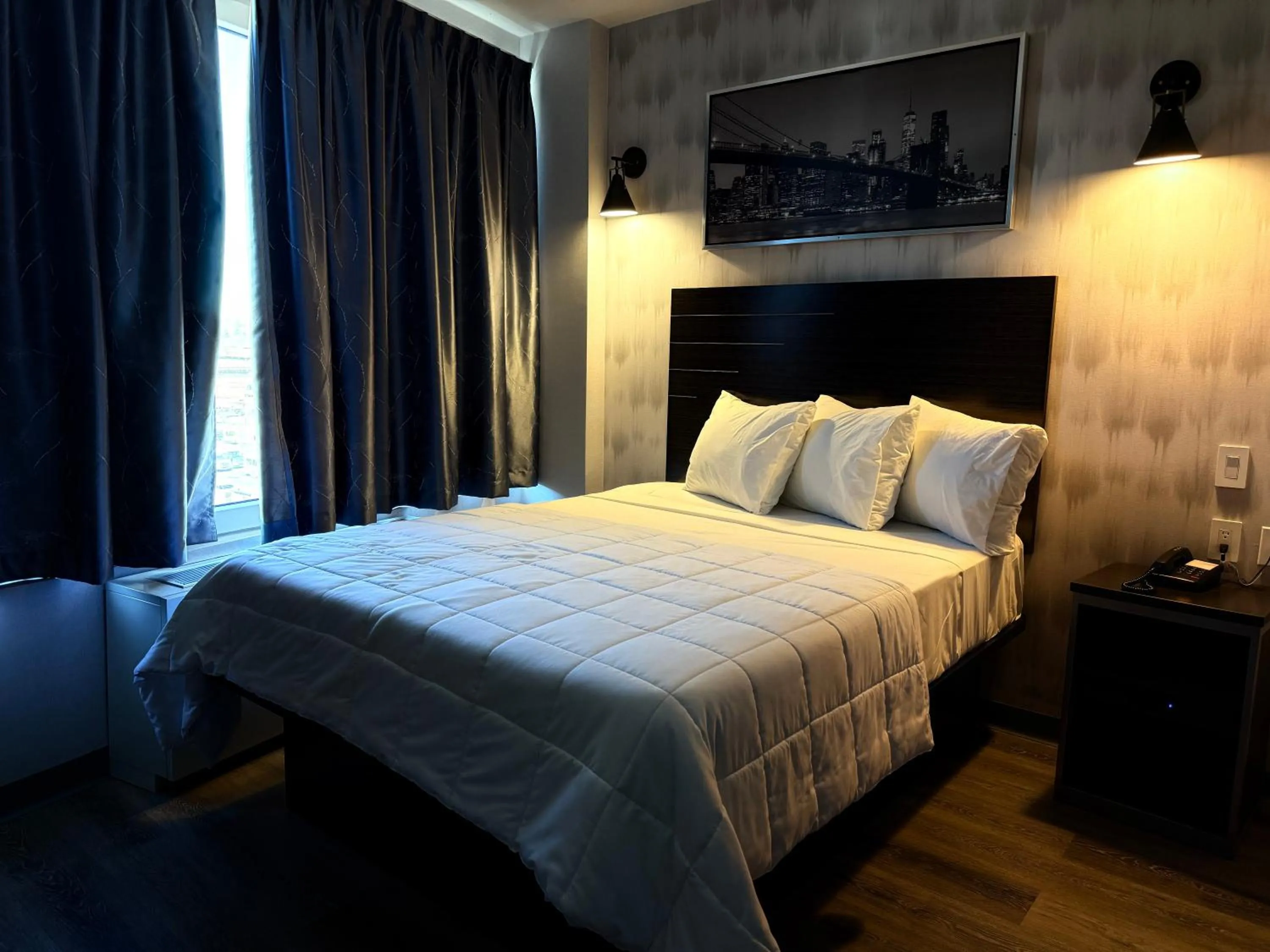 View (from property/room), Bed in Bkway Hotel Brooklyn