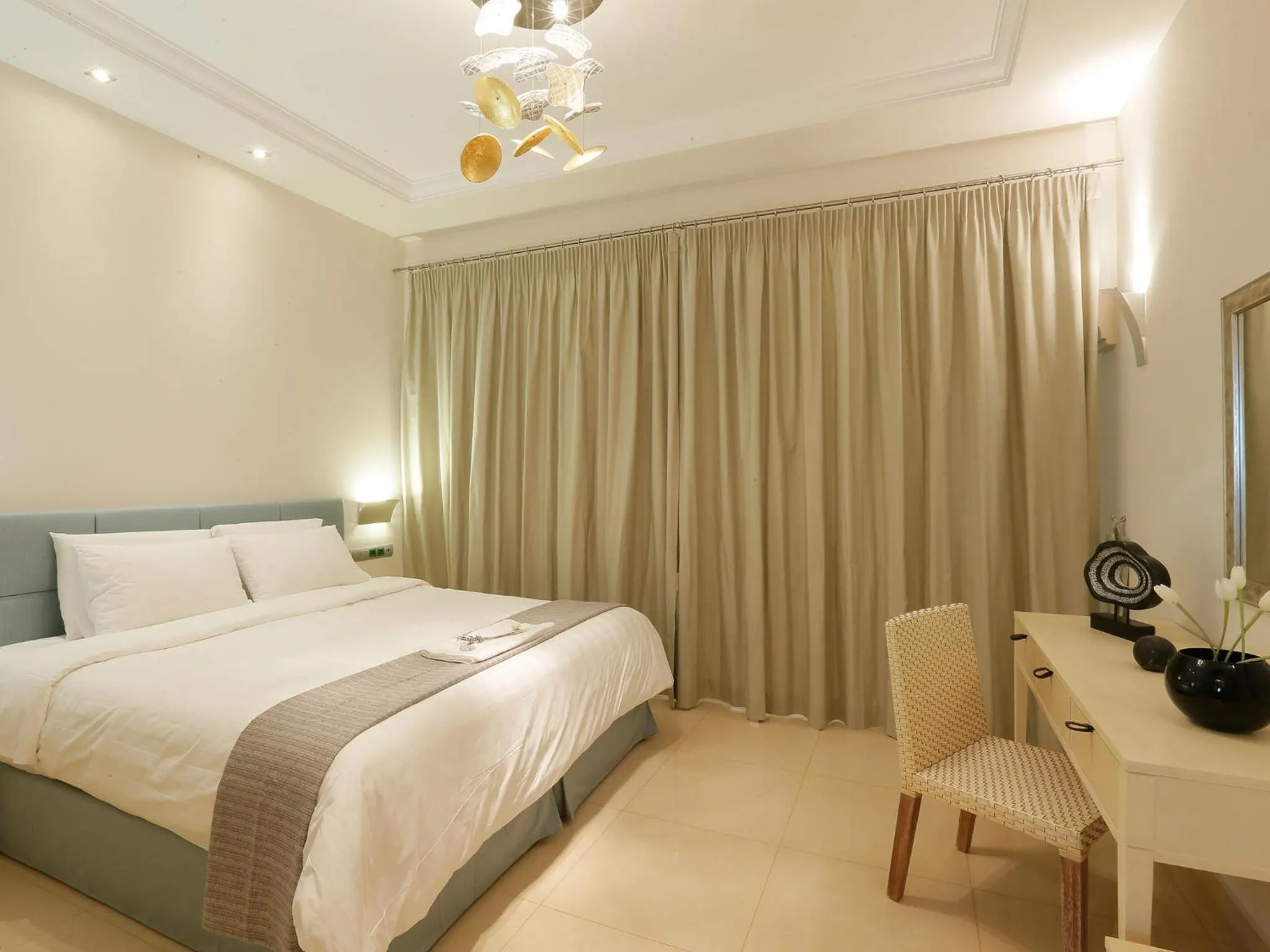 Photo of the whole room in Pictures Suites