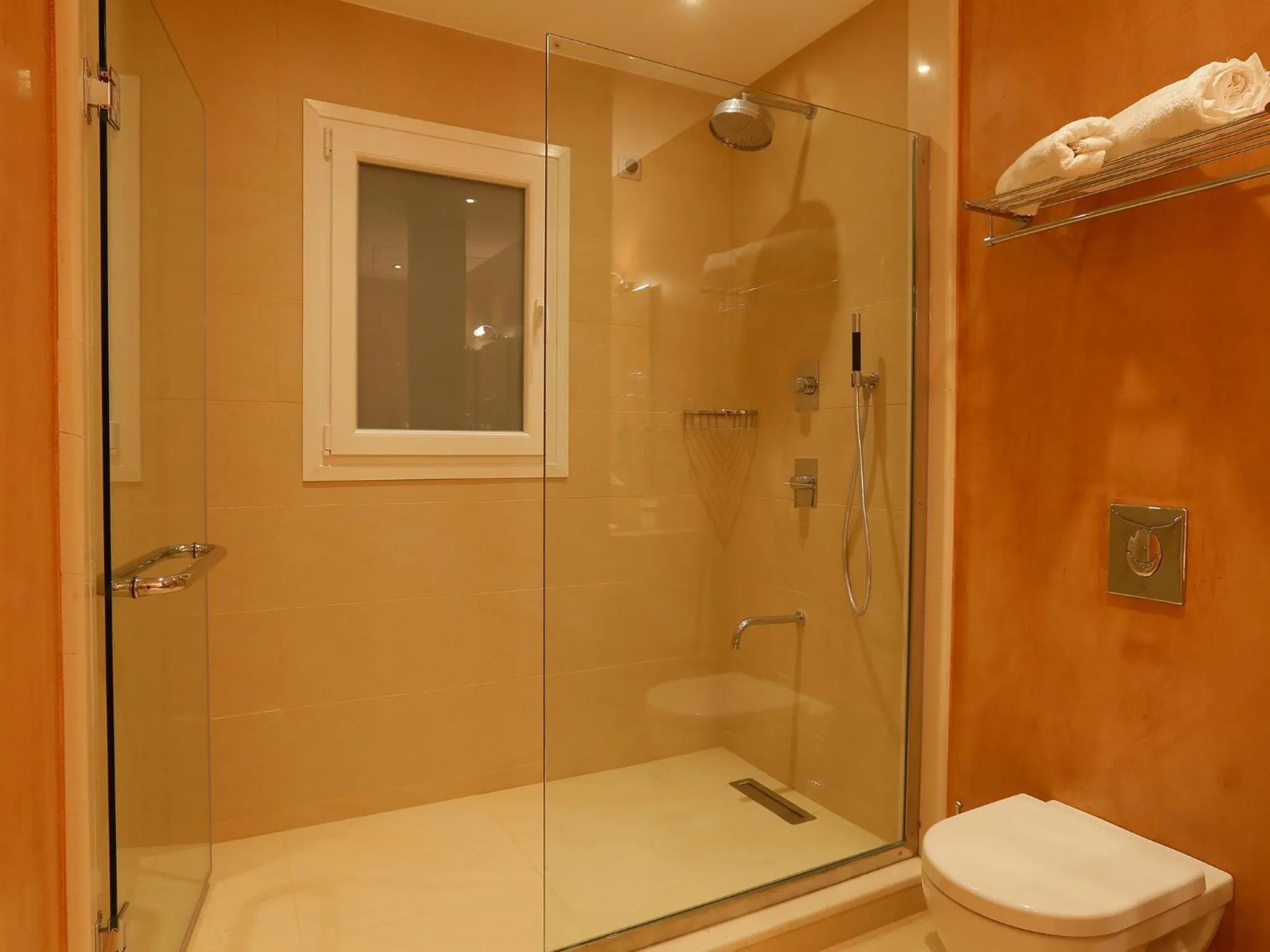 Shower in Pictures Suites