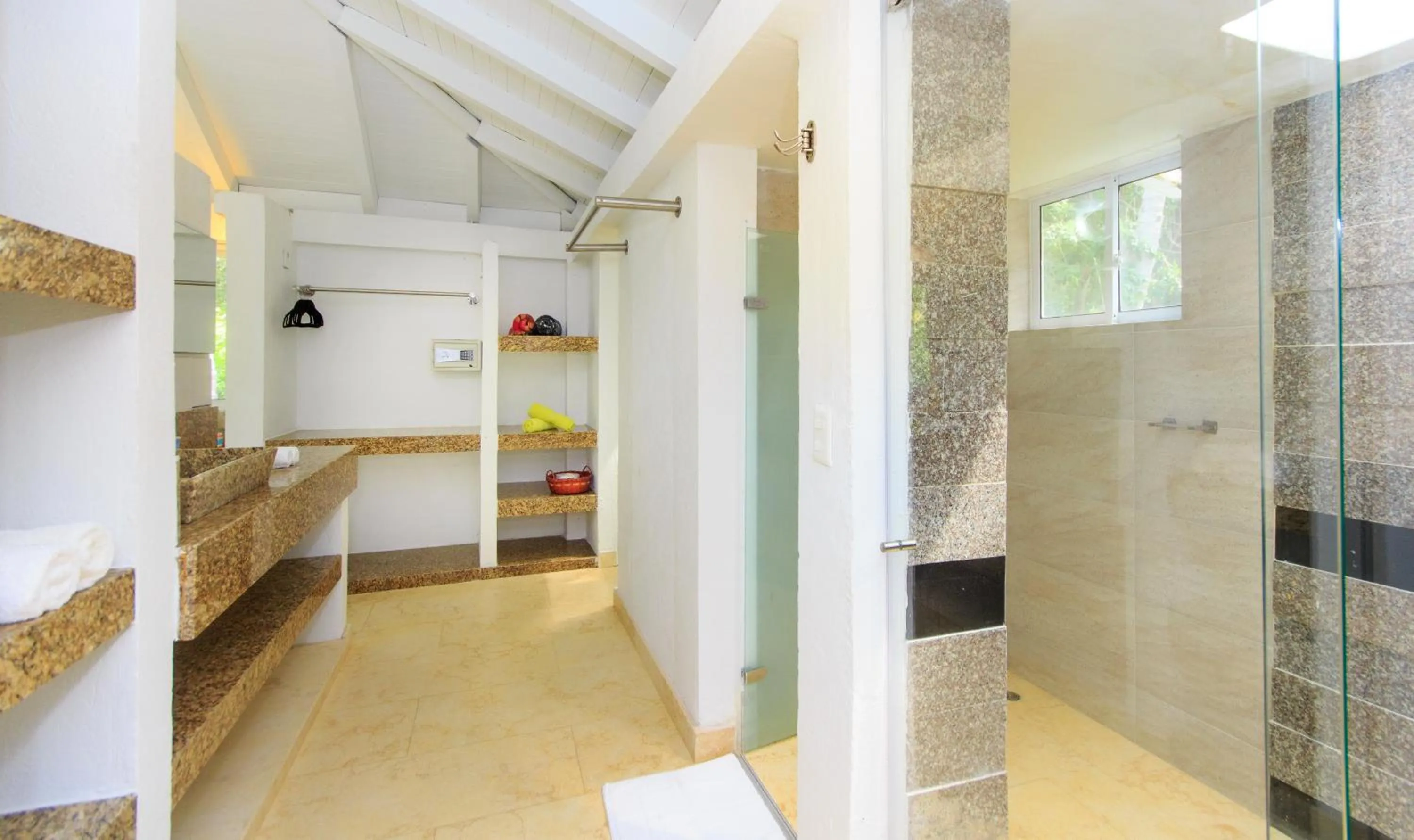 Shower, Bed in La Mar de Bien