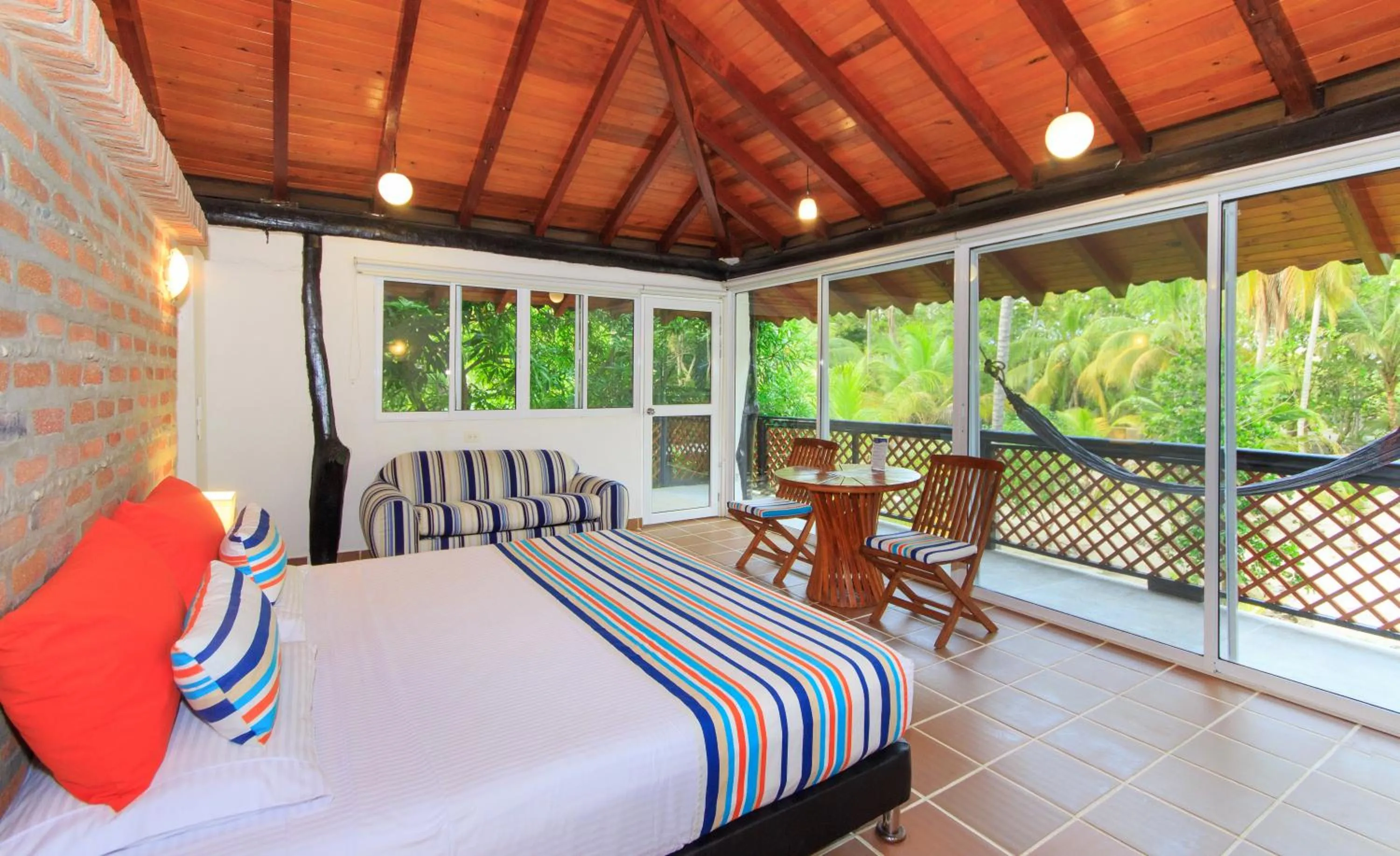 Photo of the whole room in La Mar de Bien