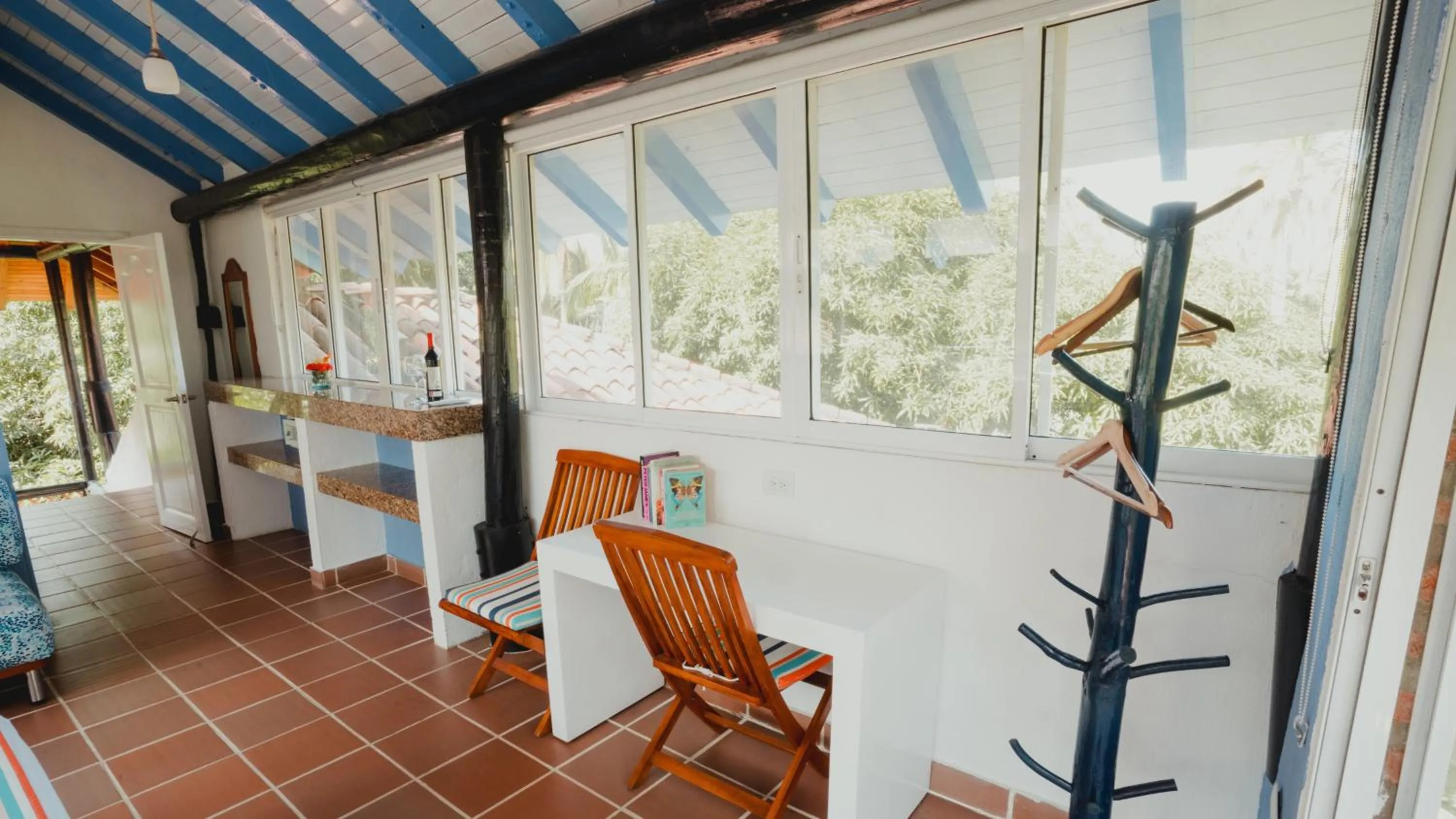 Photo of the whole room in La Mar de Bien