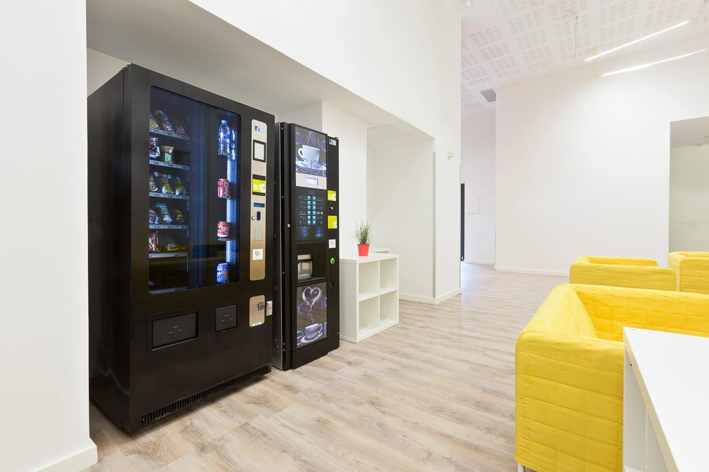 Communal lounge/ TV room in Ant Hostel Barcelona