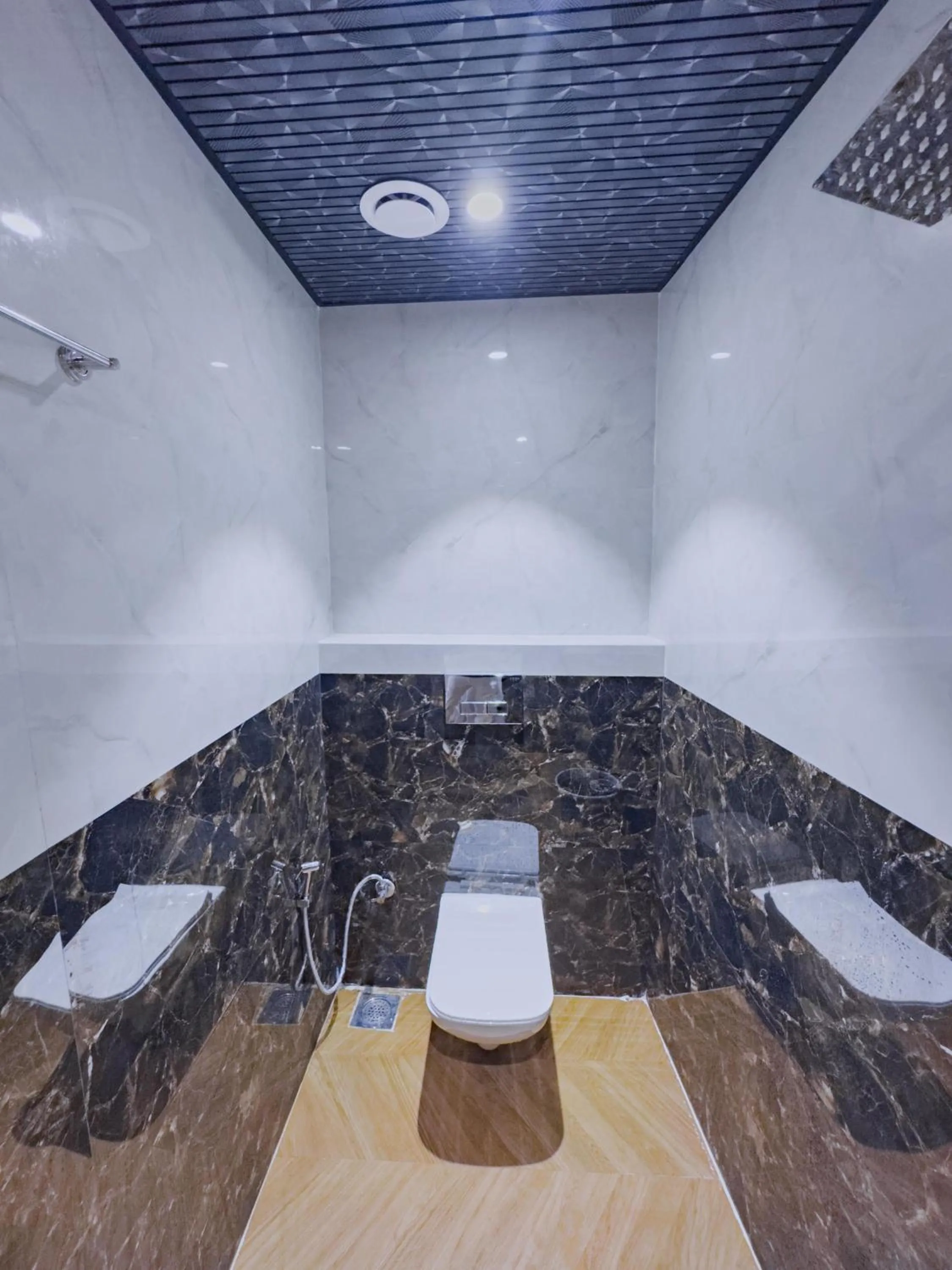 Toilet in Hotel Flora Inn