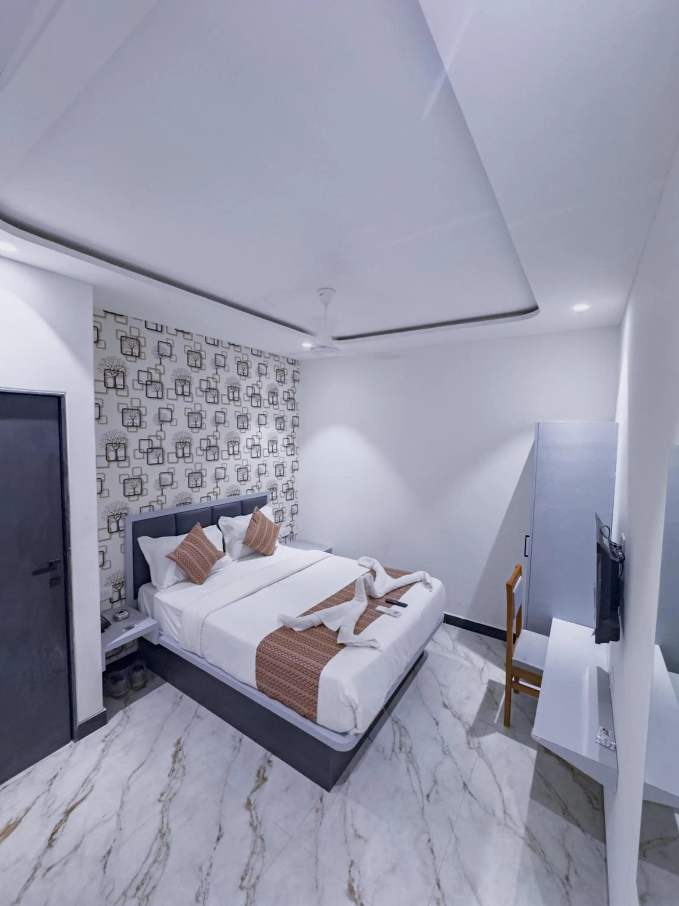 Photo of the whole room, Bed in Hotel Flora Inn