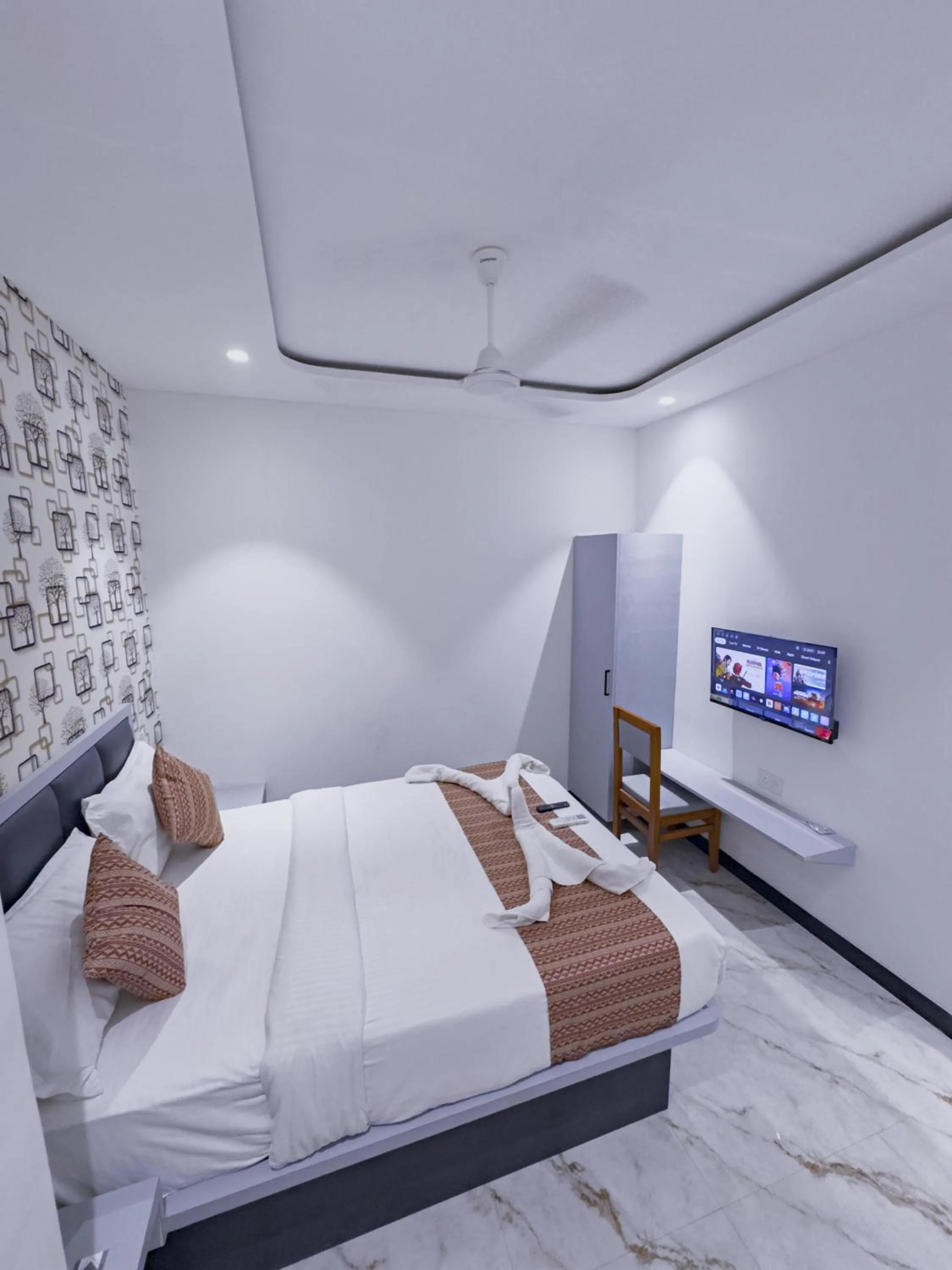 Bed in Hotel Flora Inn