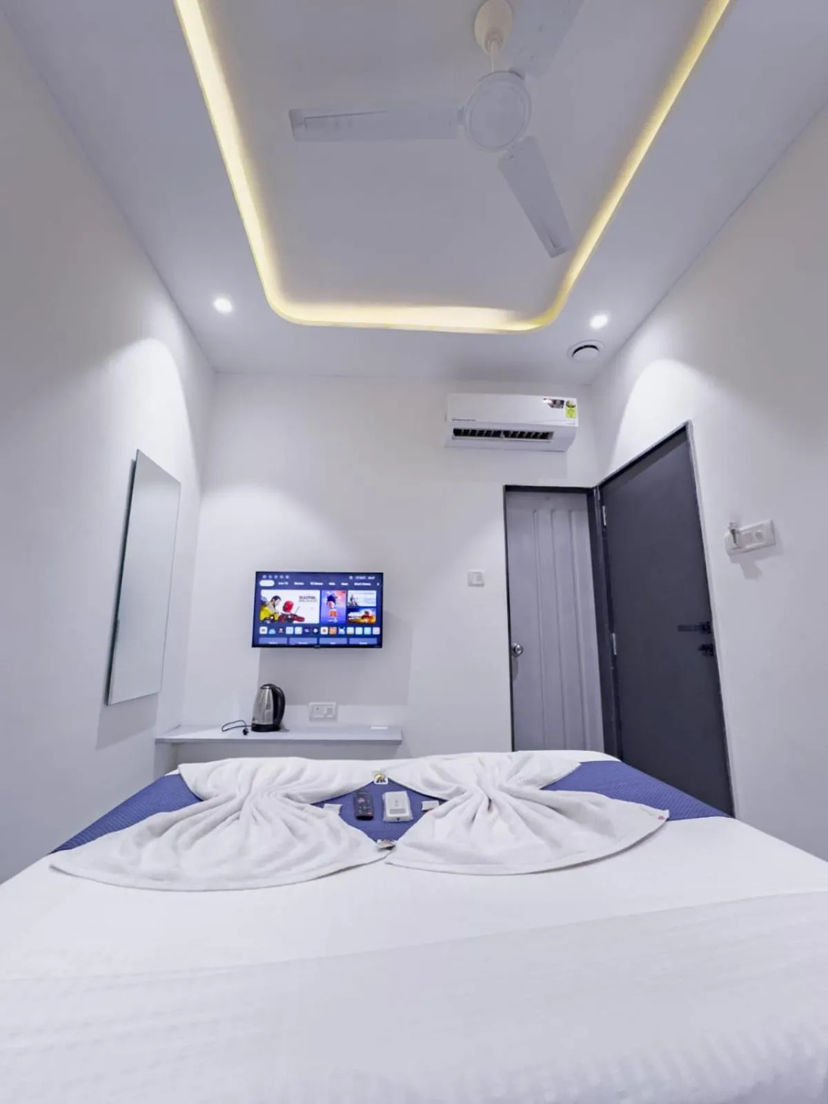 Bed in Hotel Flora Inn