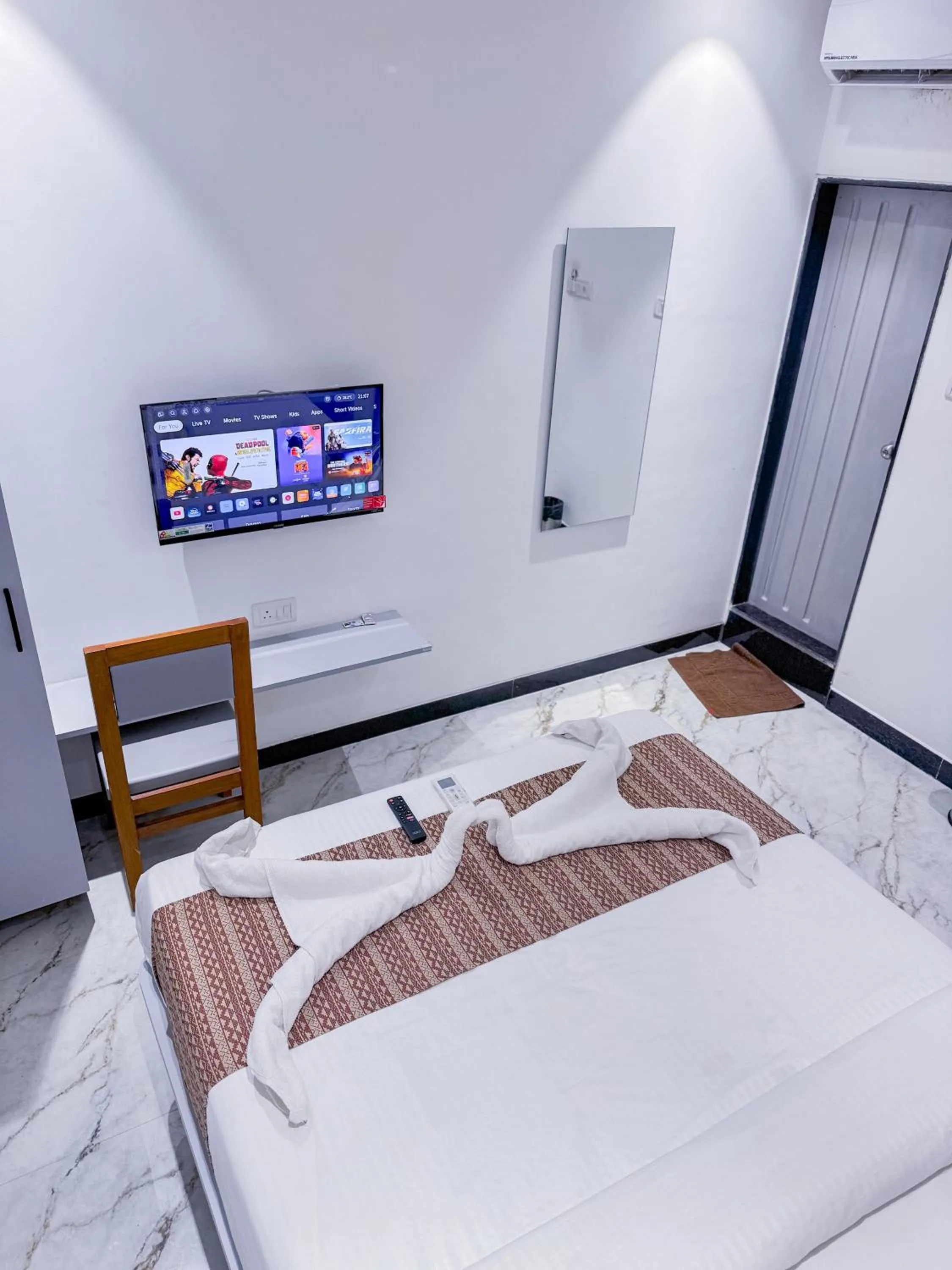 Communal lounge/ TV room, Bed in Hotel Flora Inn